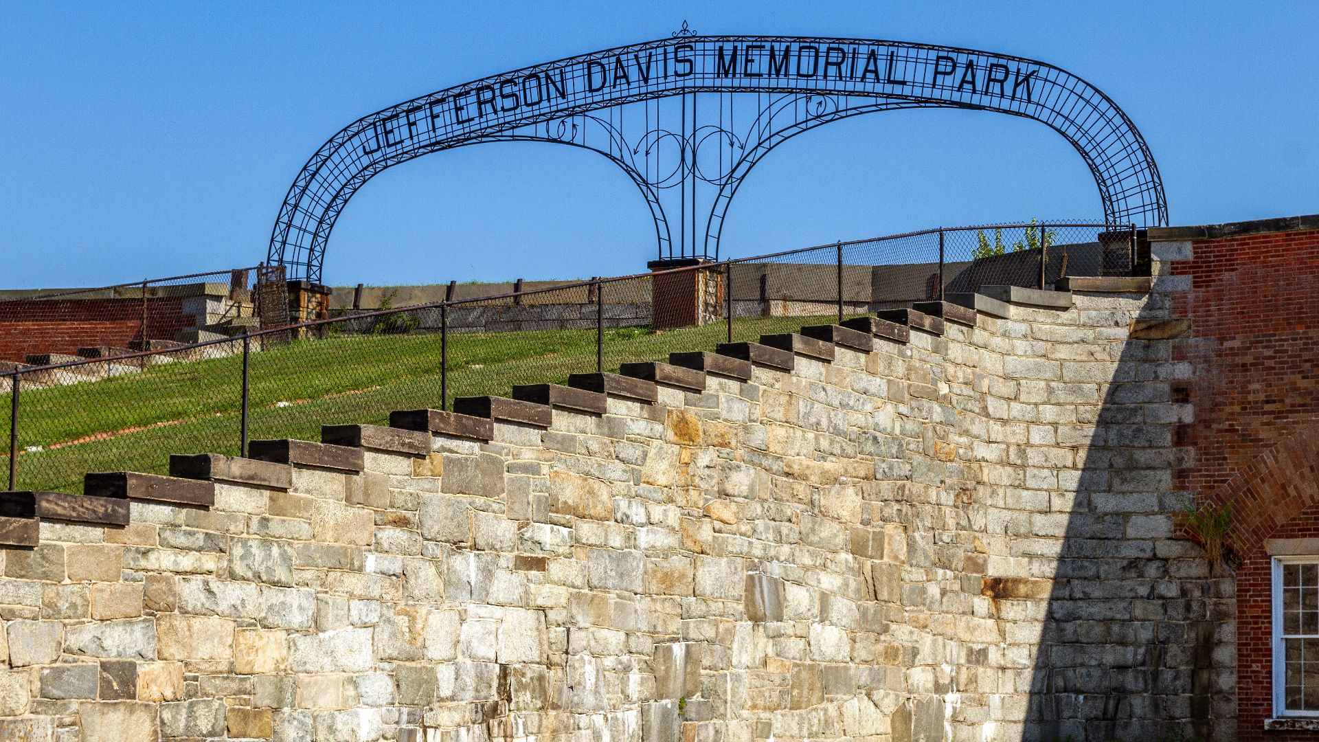 File:Jefferson Davis archway Fort Monroe VA1.jpg