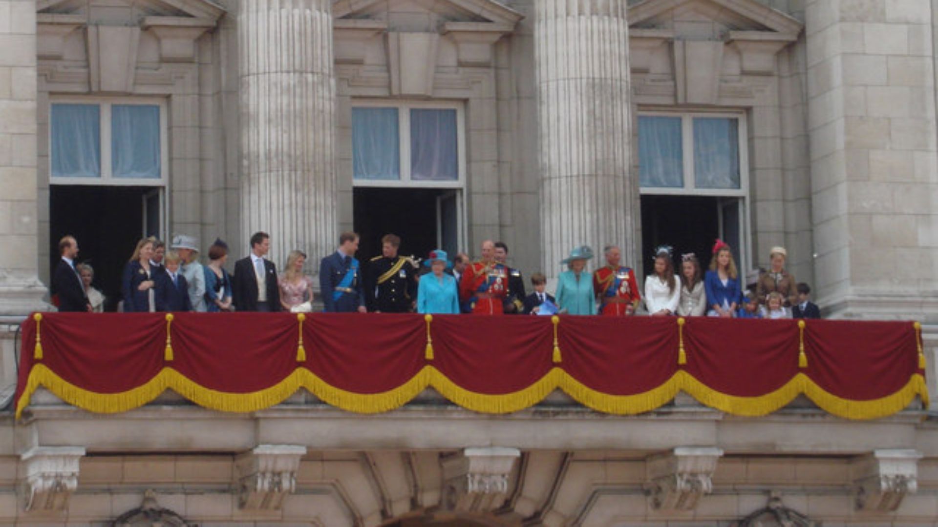 File:The Royal family - geograph.org.uk - 1354130.jpg