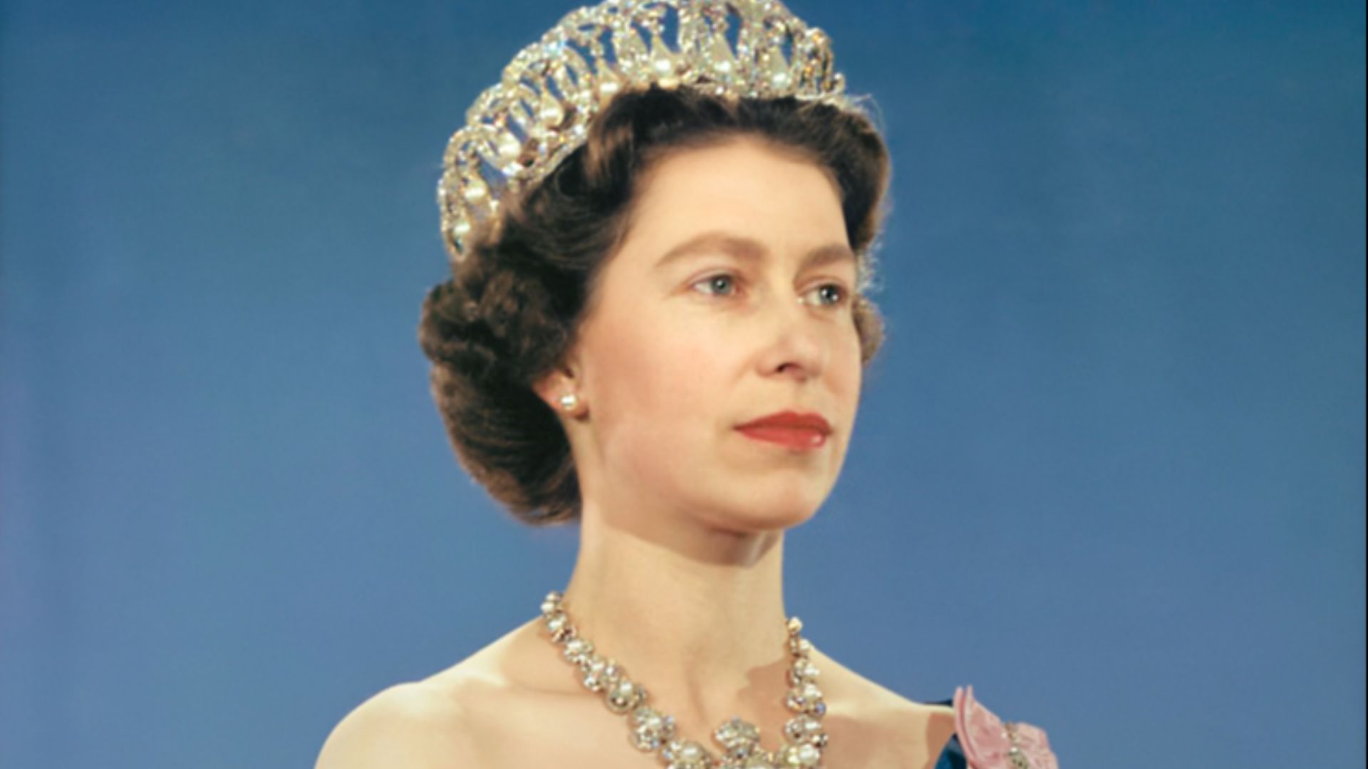 File:Queen Elizabeth II official portrait for 1959 tour (retouched) (cropped) (3-to-4 aspect ratio).jpg