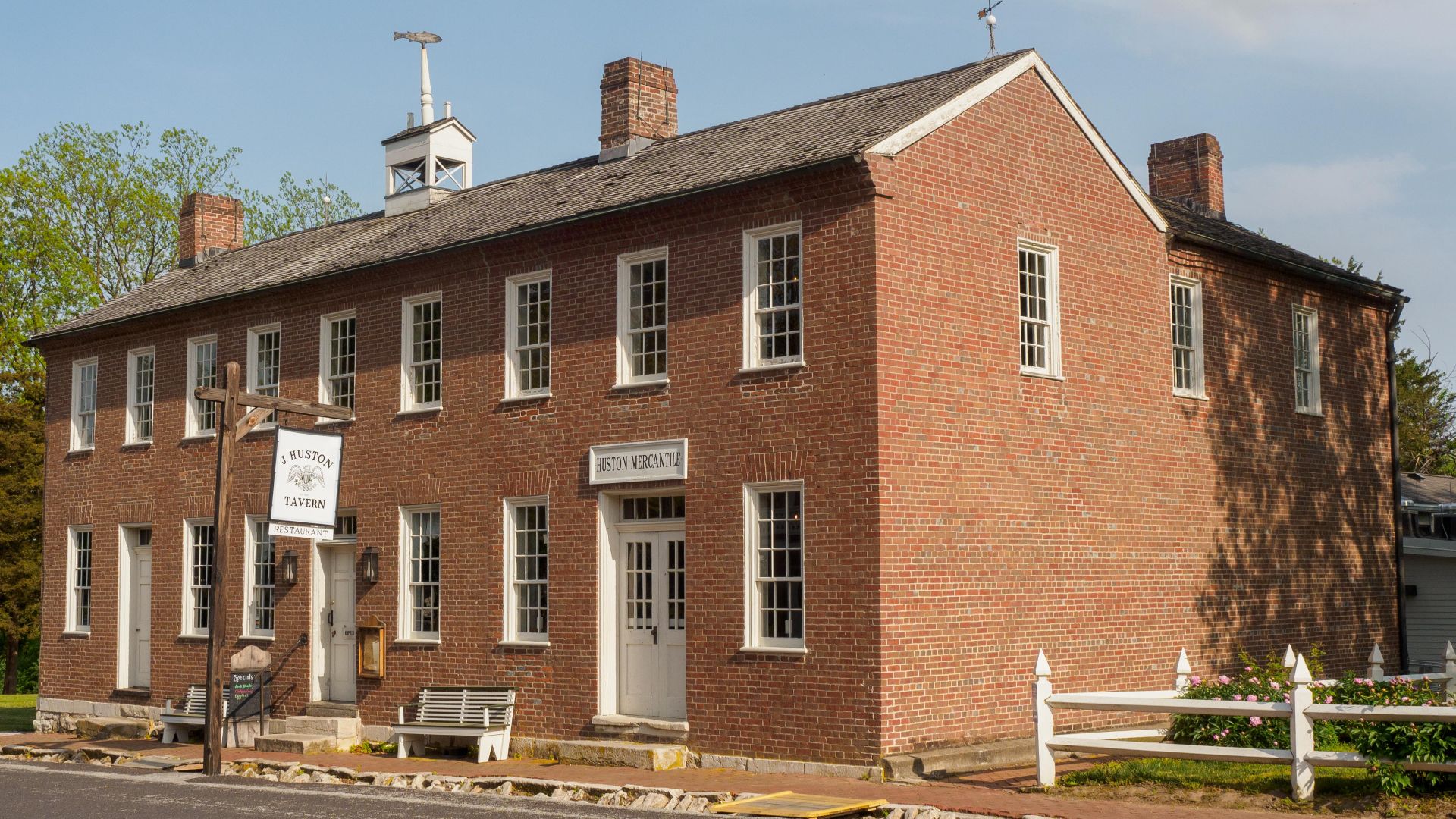File:Huston Tavern in Arrow Rock Missouri.jpg