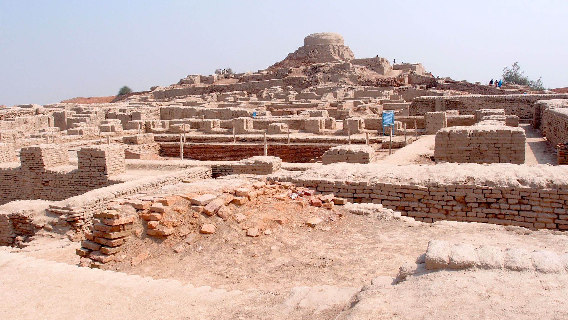 File:Mohenjodaro - view of the stupa mound.JPG