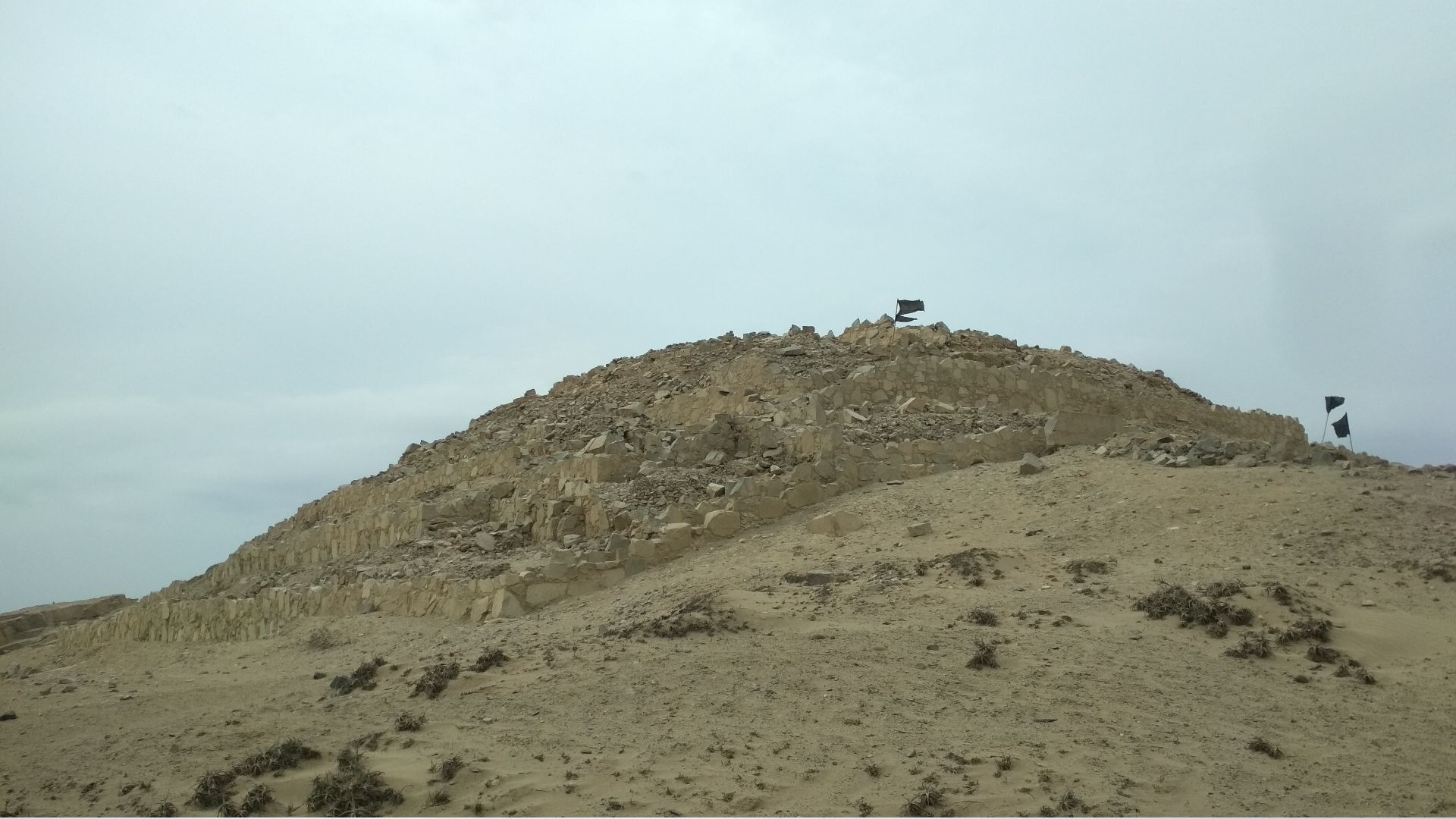 File:Pirámide en Caral 2a.jpg