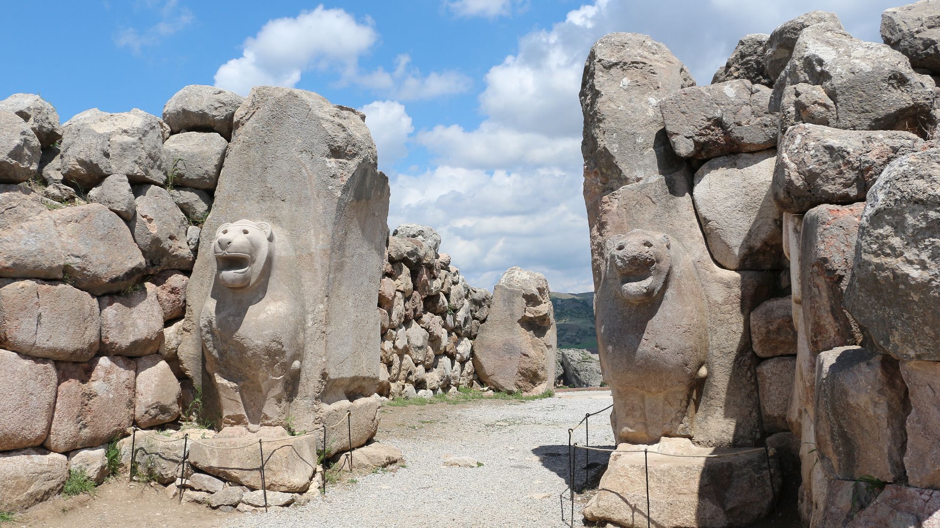 File:Lion Gate, Hattusa 01.jpg