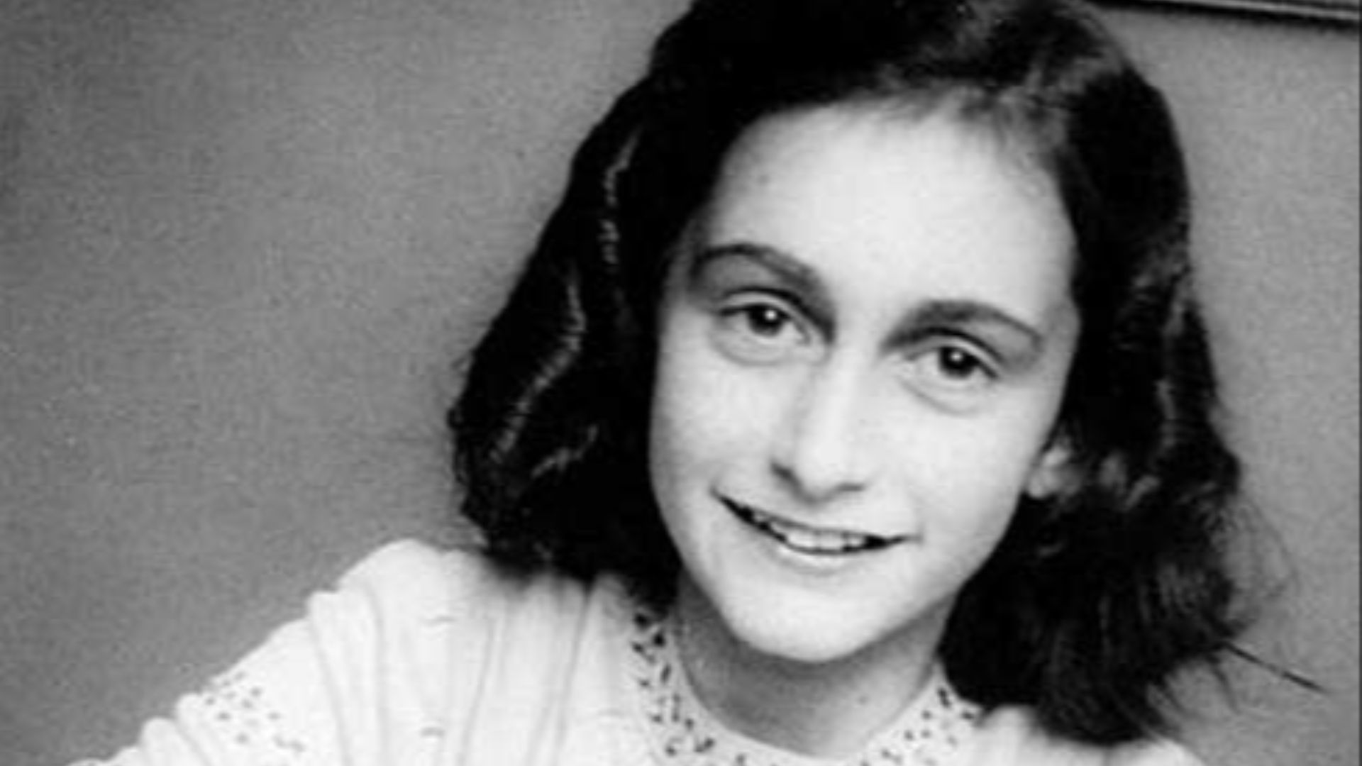 File:Anne Frank lacht naar de schoolfotograaf.jpg
