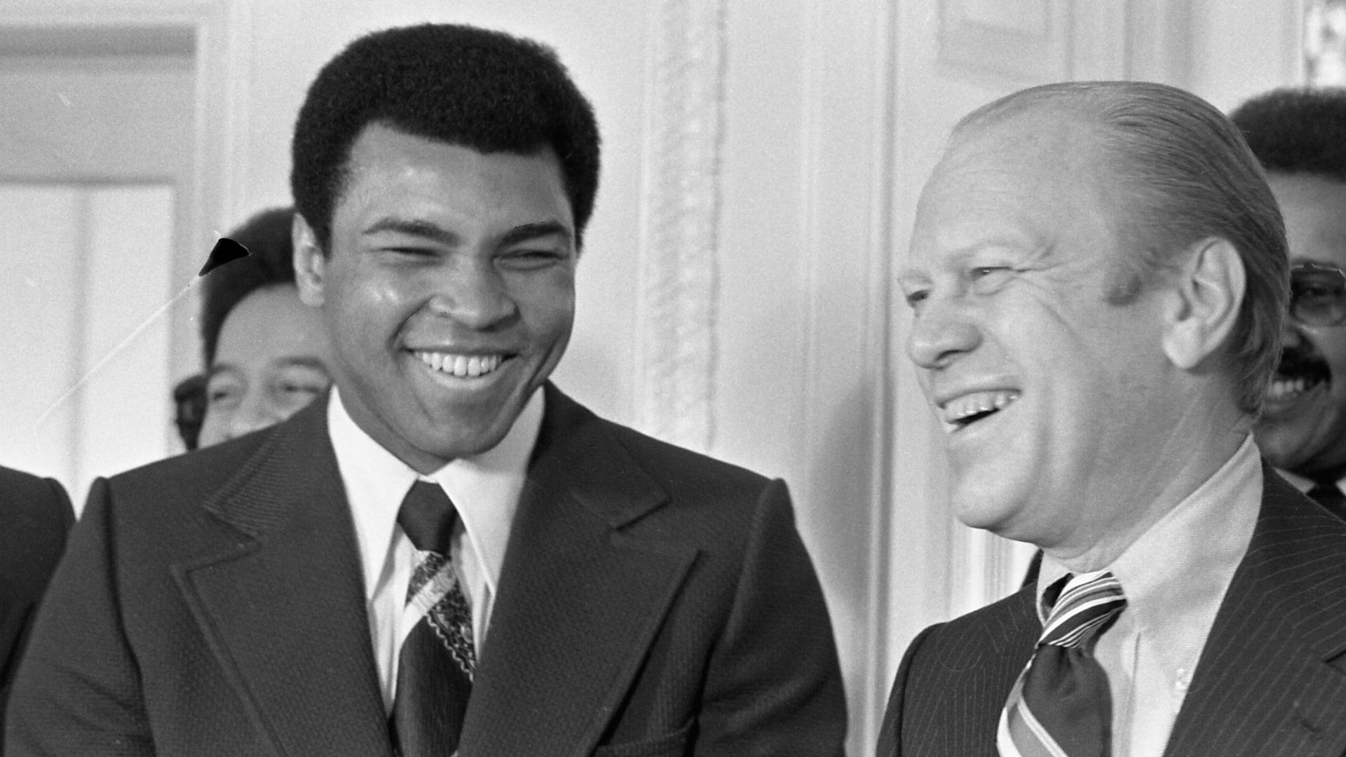 File:President Gerald R. Ford and Boxer Muhammad Ali in the Oval Office - NARA - 45644181.jpg