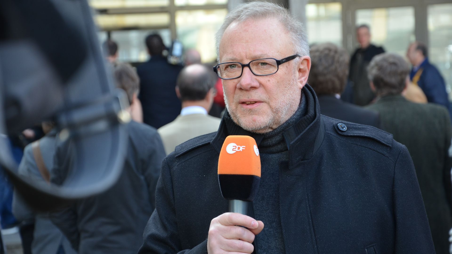 File:2014-02-27 Freispruch für Christian Wulff, (198) der Rechtsexperte beim ZDF (Zweites Deutsches Fernsehen), Joachim Pohl, hier vor der Kamera am Landgericht Hannover.JPG