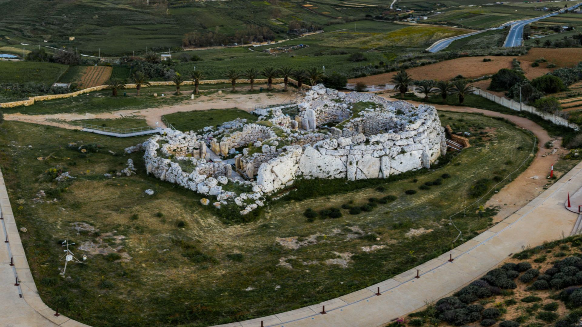 File:Ggantija Temple on Gozo (cropped).jpg