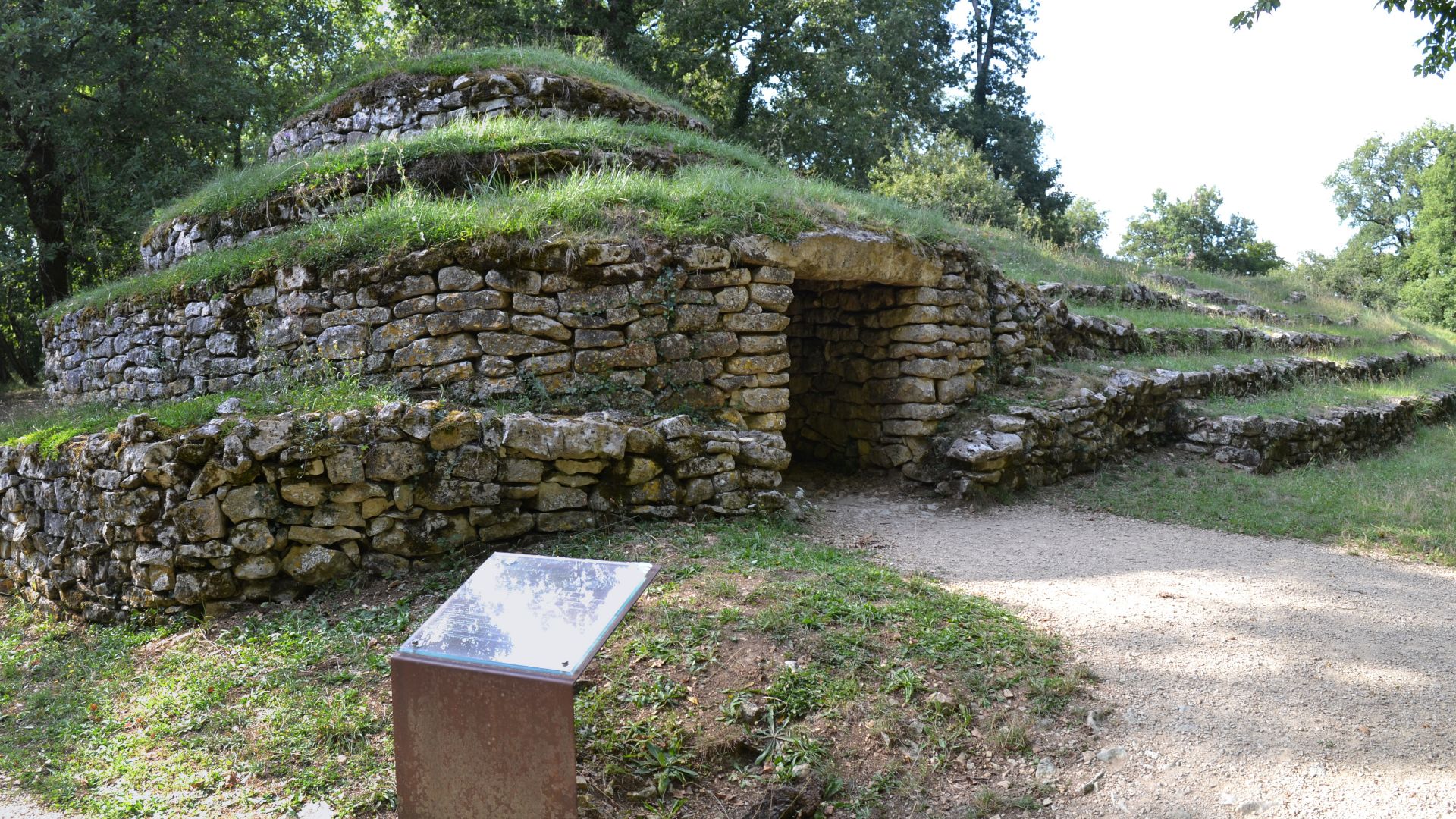 File:Bougon tumulus-F pano.JPG