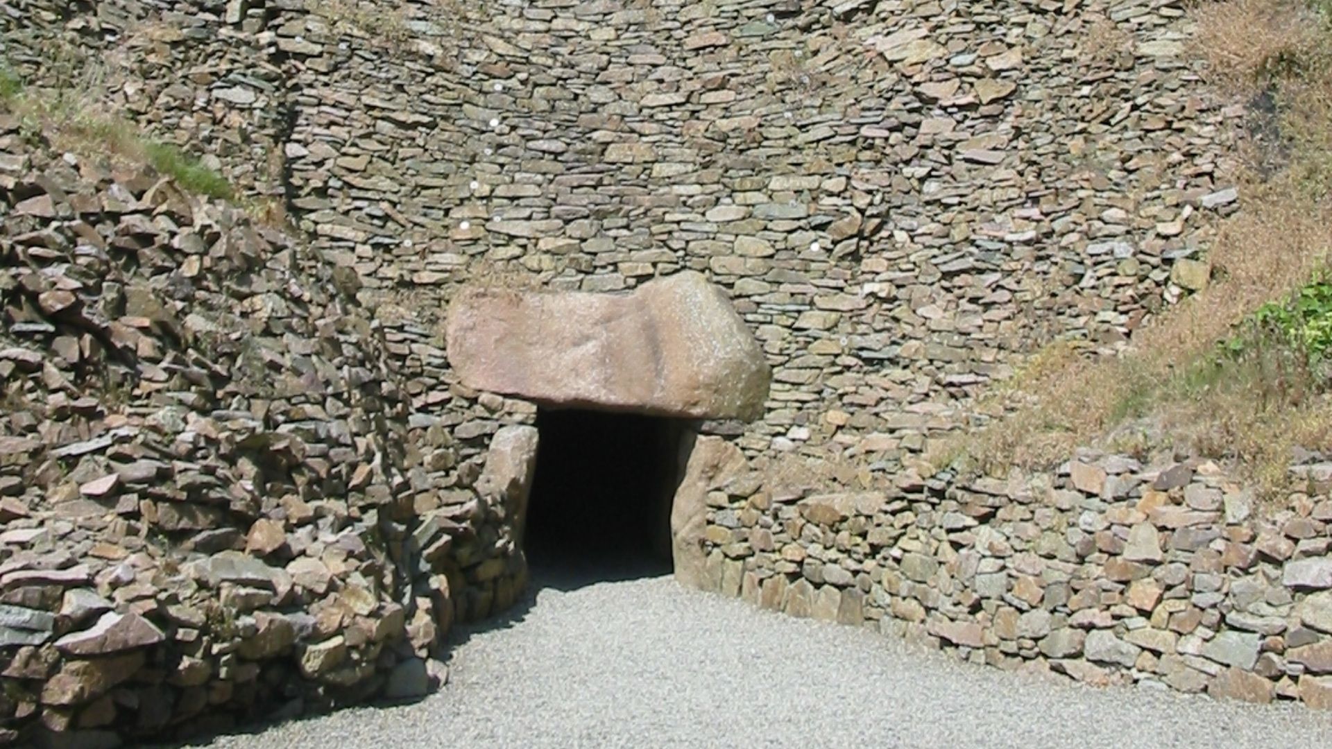 File:La Hougue Bie entrance and chapel, Jersey.jpg