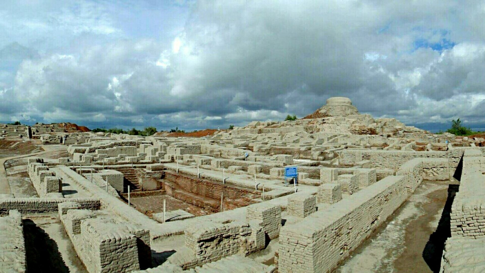 File:Great bath - Mohenjo-daro.jpg