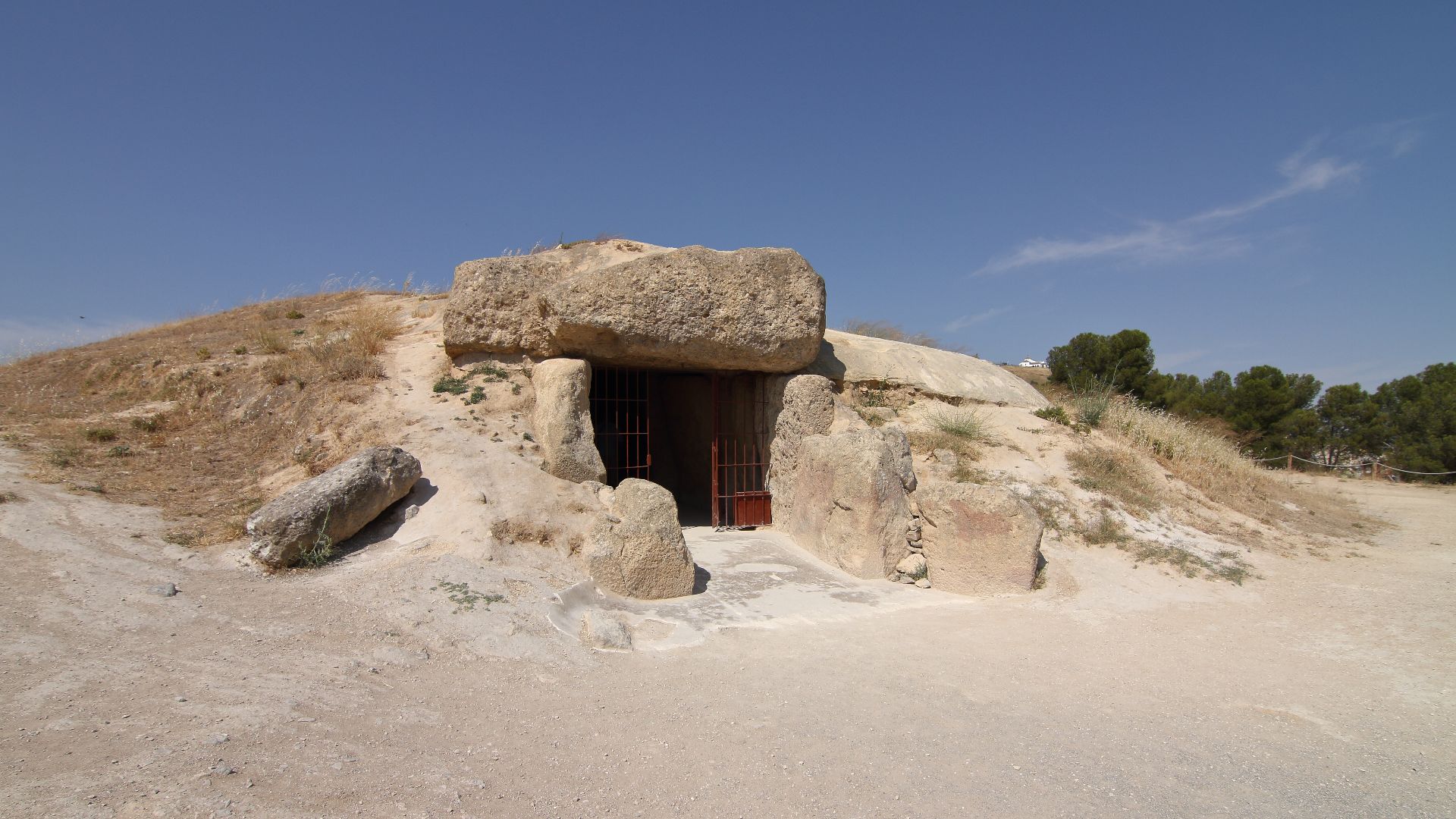 File:Dolmen de Menga, vista exterior.jpg