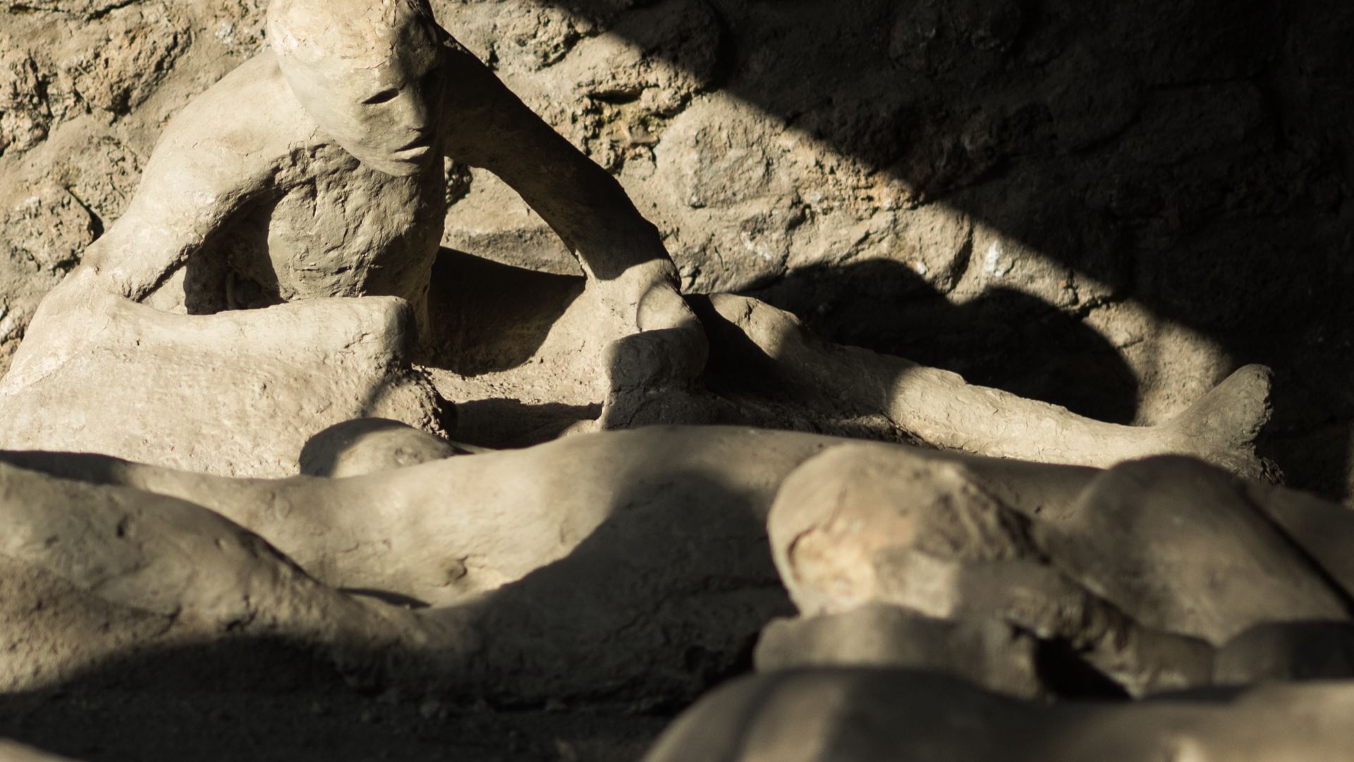 File:Body of Vesuvius eruption victim preserved in ash coating in Pompeii, 2016.jpg