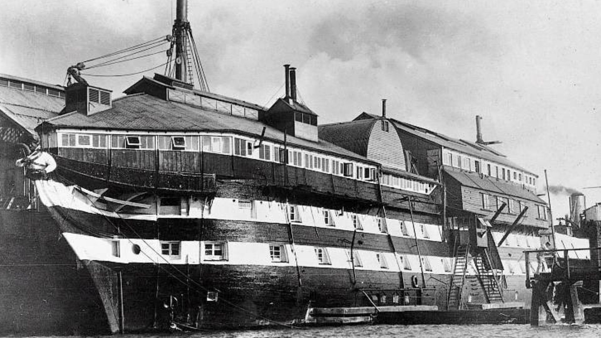 File:HMS Fisgard III ex Hindostan at Hardway, Gosport Sept 1914.jpg