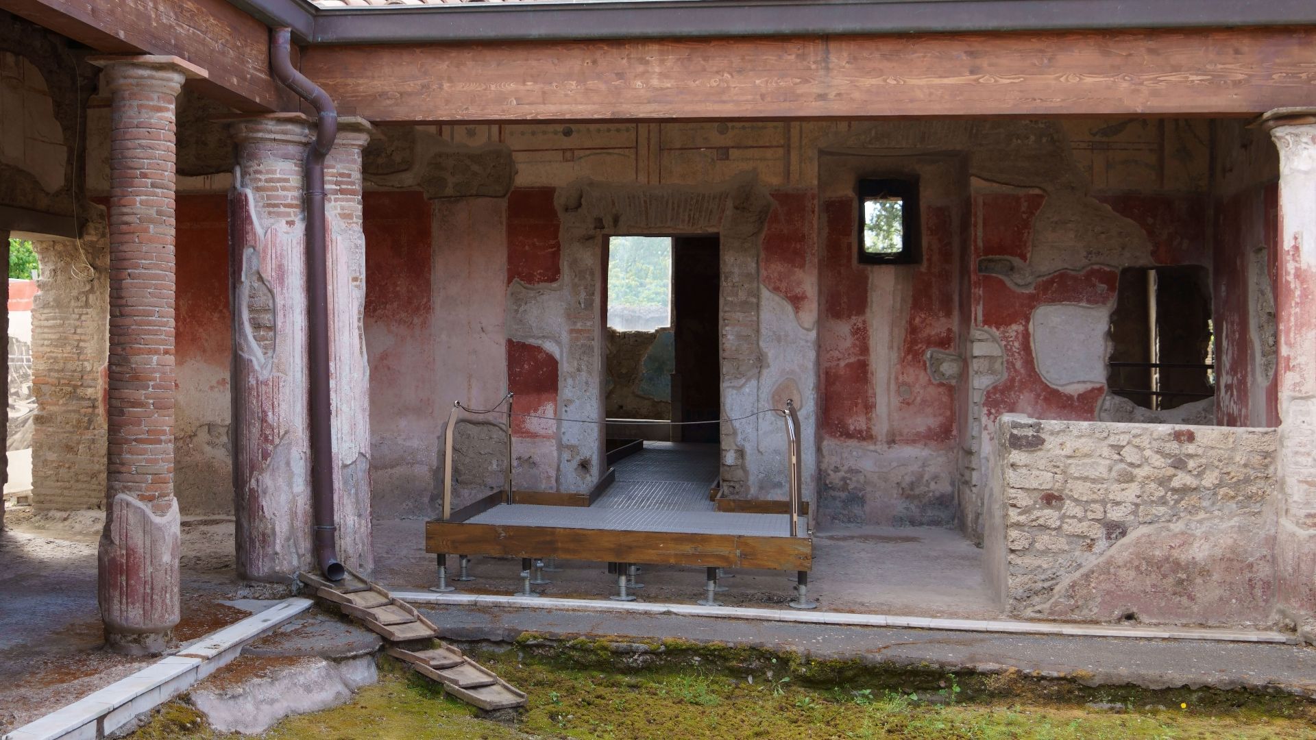 File:Casa della Nave Europa (Pompeii) - Interior.jpg