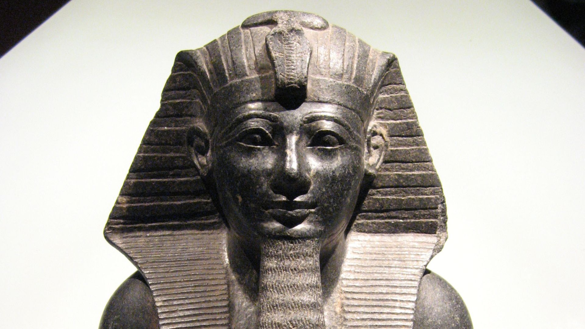 File:Thutmosis III wien front.jpg