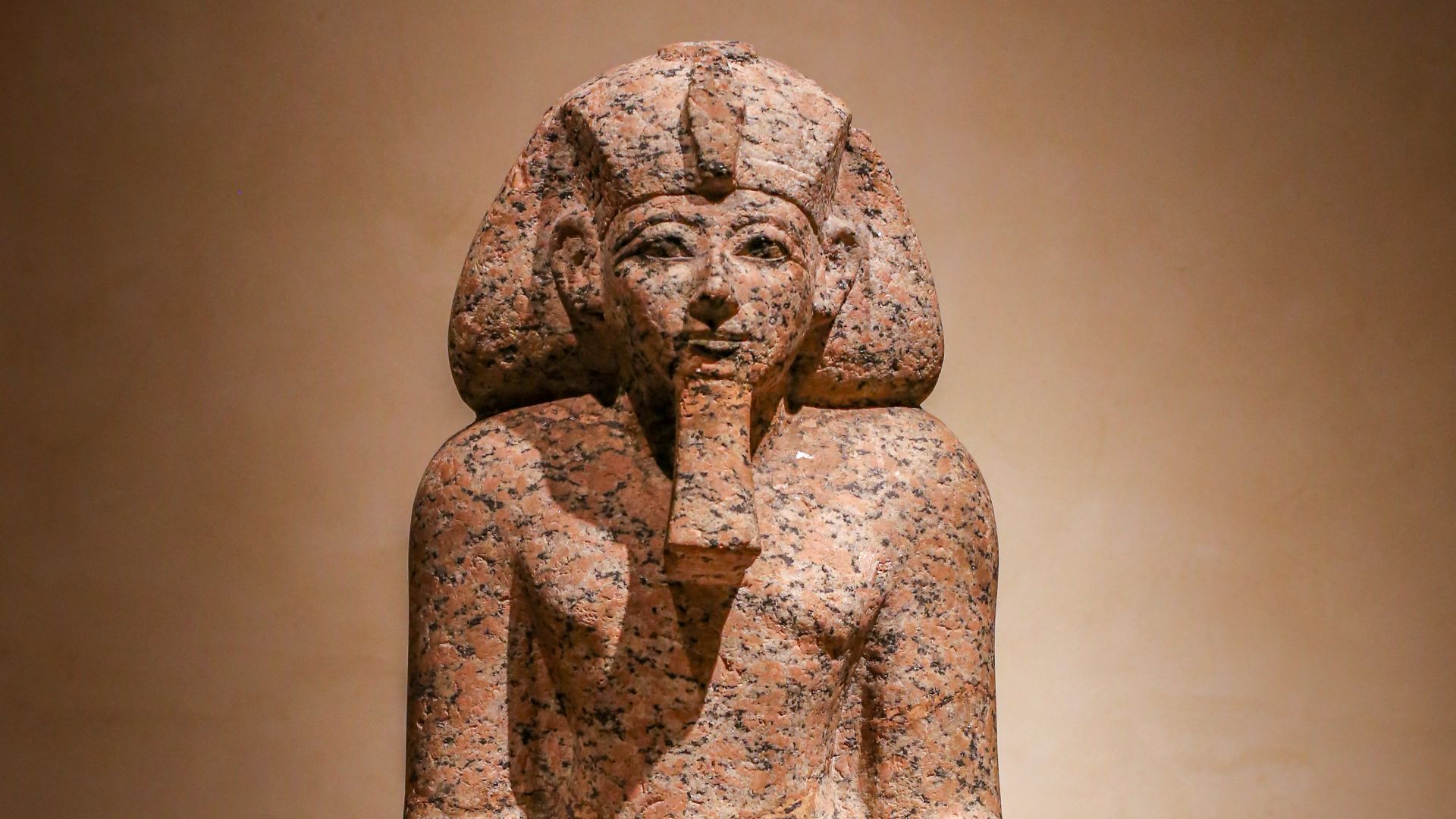 File:Kneeling portrait statue of pharaoh Hatshepsut holding a ritual vessel 01.jpg
