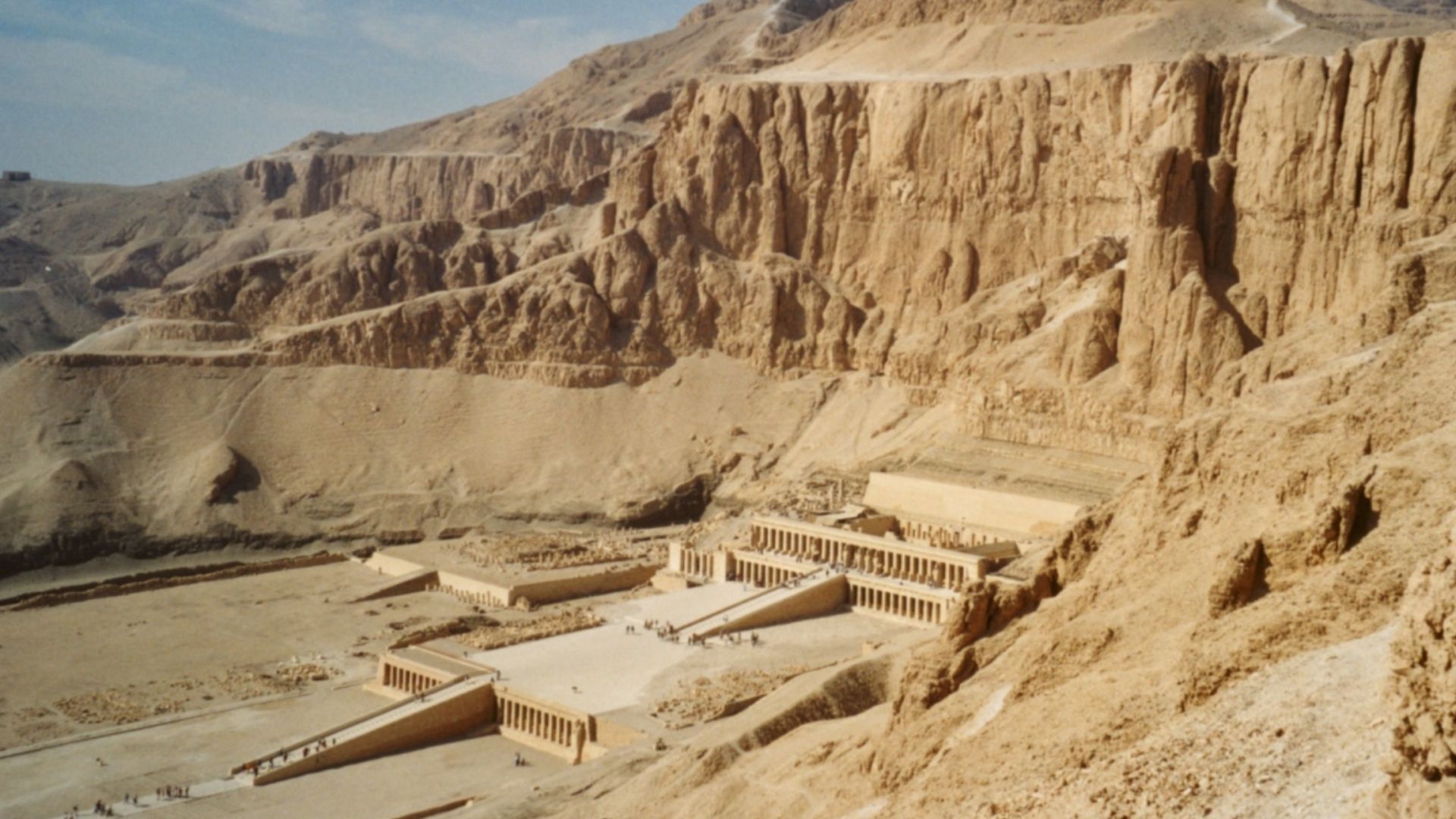 File:Tempel der Hatschepsut (Deir el-Bahari).jpg