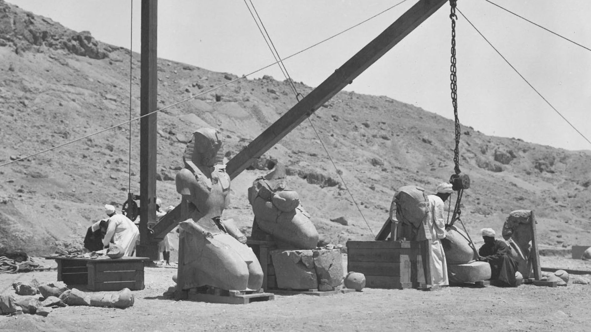 File:Large Kneeling Statue of Hatshepsut MET M9C 312-crop.jpg