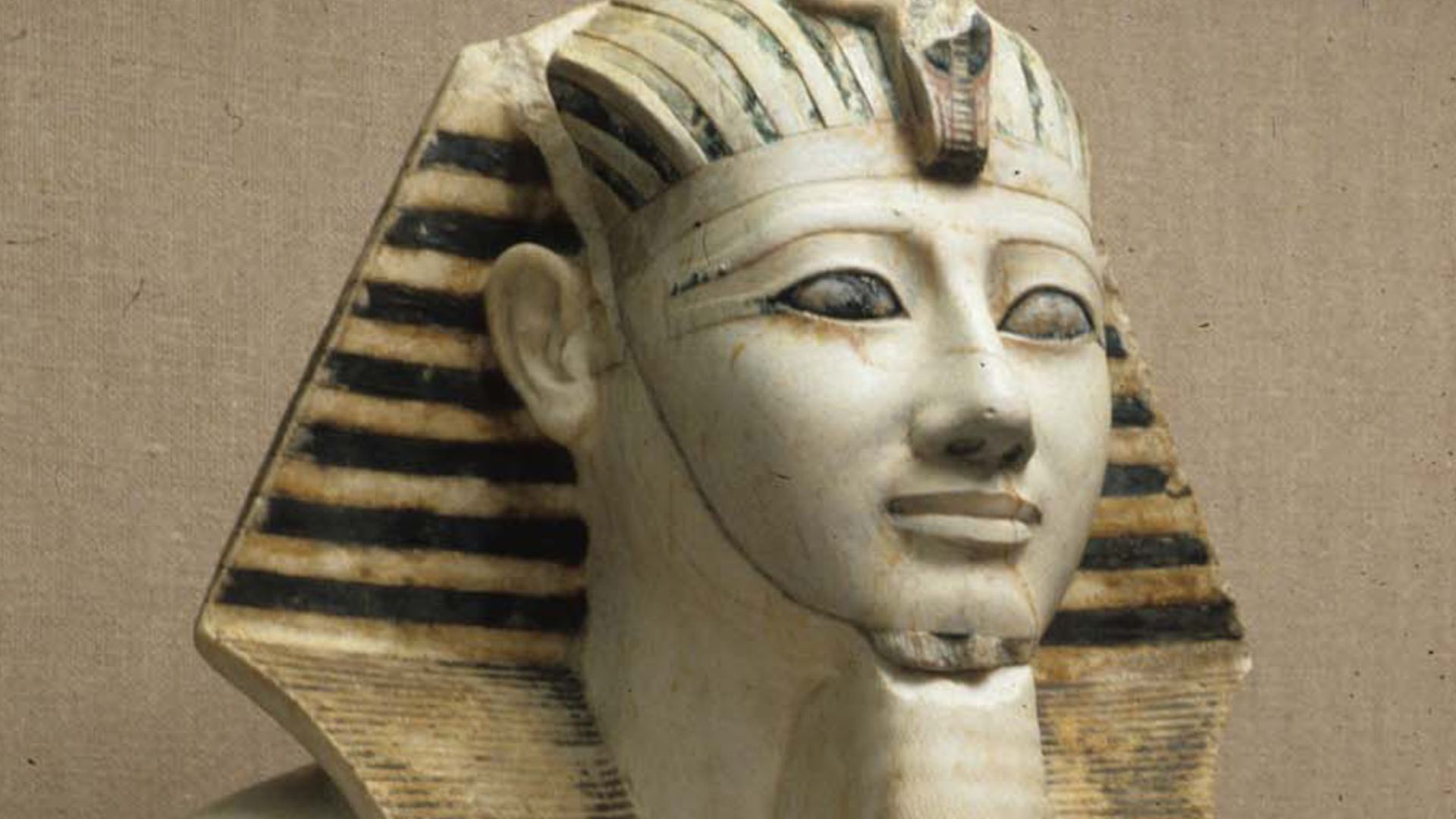 File:Upper part of a statue of Thutmose III MET 07.230.3 10.jpg