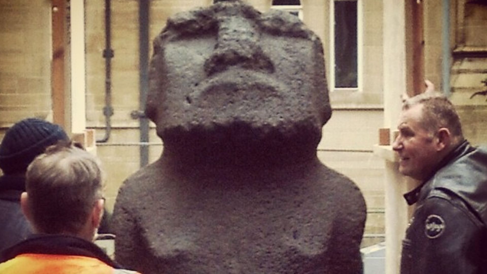 File:Moai Hava arriving at Manchester Museum! @mcrmuseum -MMRapaNui (16252136194).jpg