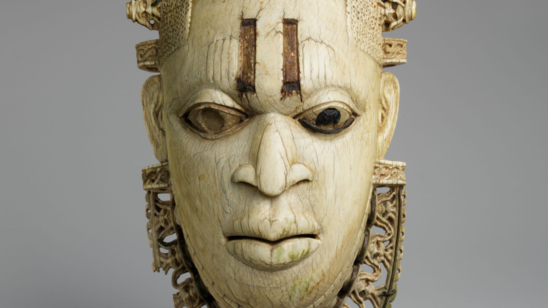 File:Queen Mother Pendant Mask- Iyoba MET DP231460.jpg
