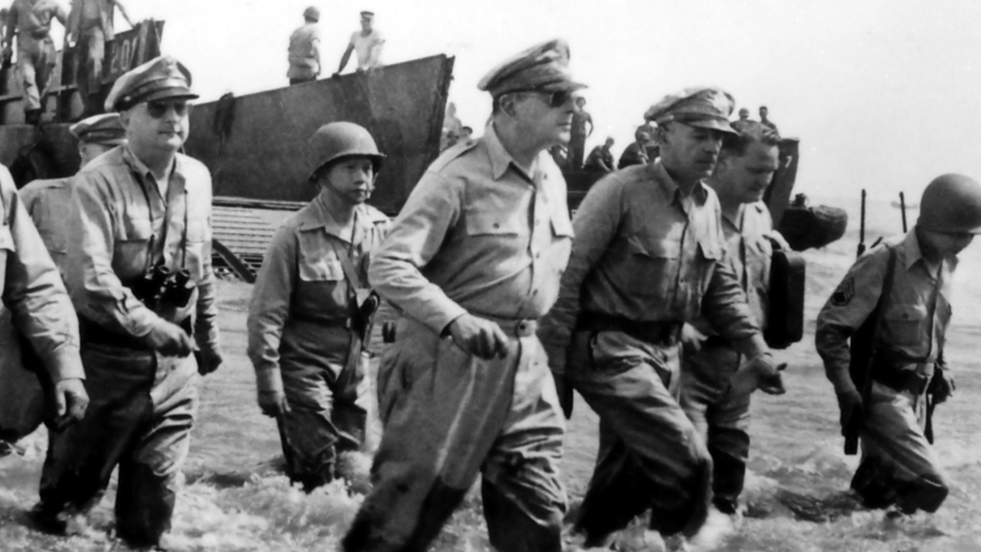 File:Douglas MacArthur lands Leyte1.jpg