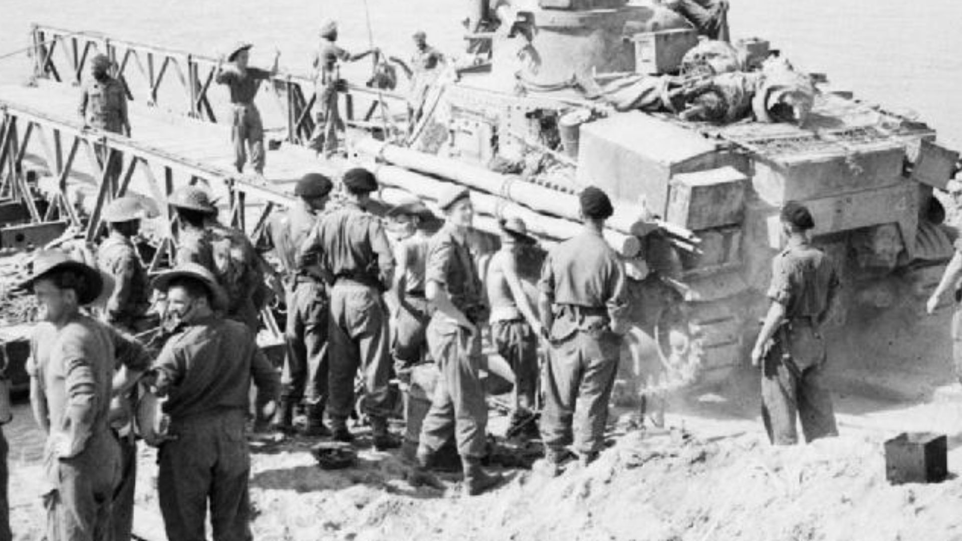 File:A Lee tank being loaded onto a pontoon ferry by men of the 2nd Division before crossing the Irrawaddy river at Ngazun, Burma, 28 February 1945. SE3155.jpg