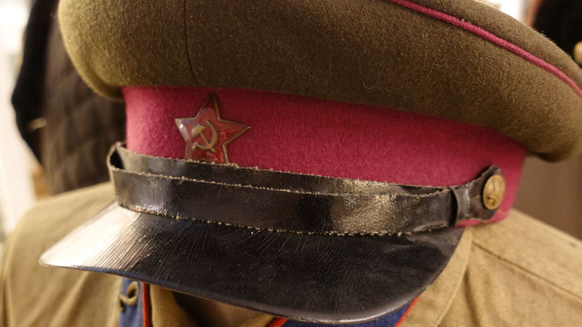 File:WWII Soviet Russian Red Army RKKA uniforms etc Gymnastyorka smock Infantry officers' visor cap Red star cockade Lofoten Krigsminnemuseum War Memorial Museum Norway DSC01236.jpg