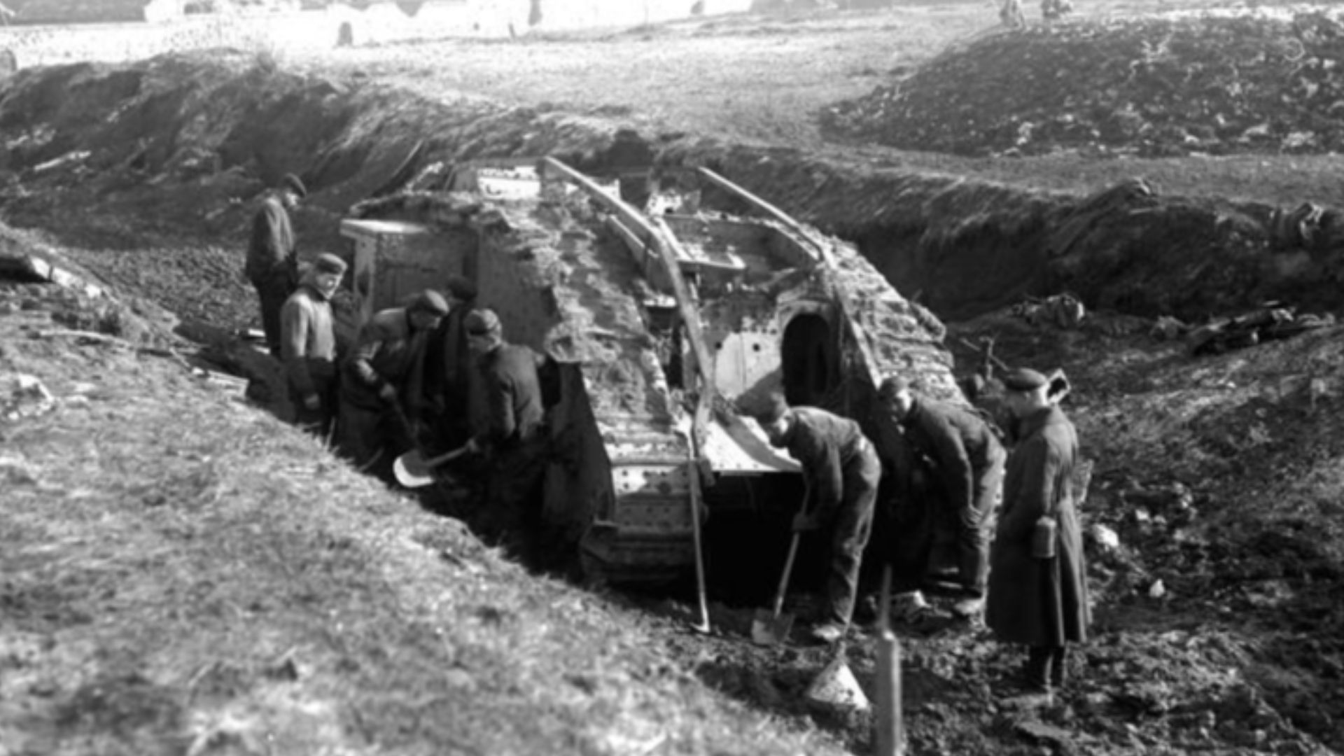 File:Bundesarchiv Bild 104-0941A, Bei Cambrai, zerstörter englischer Panzer Mark I.jpg
