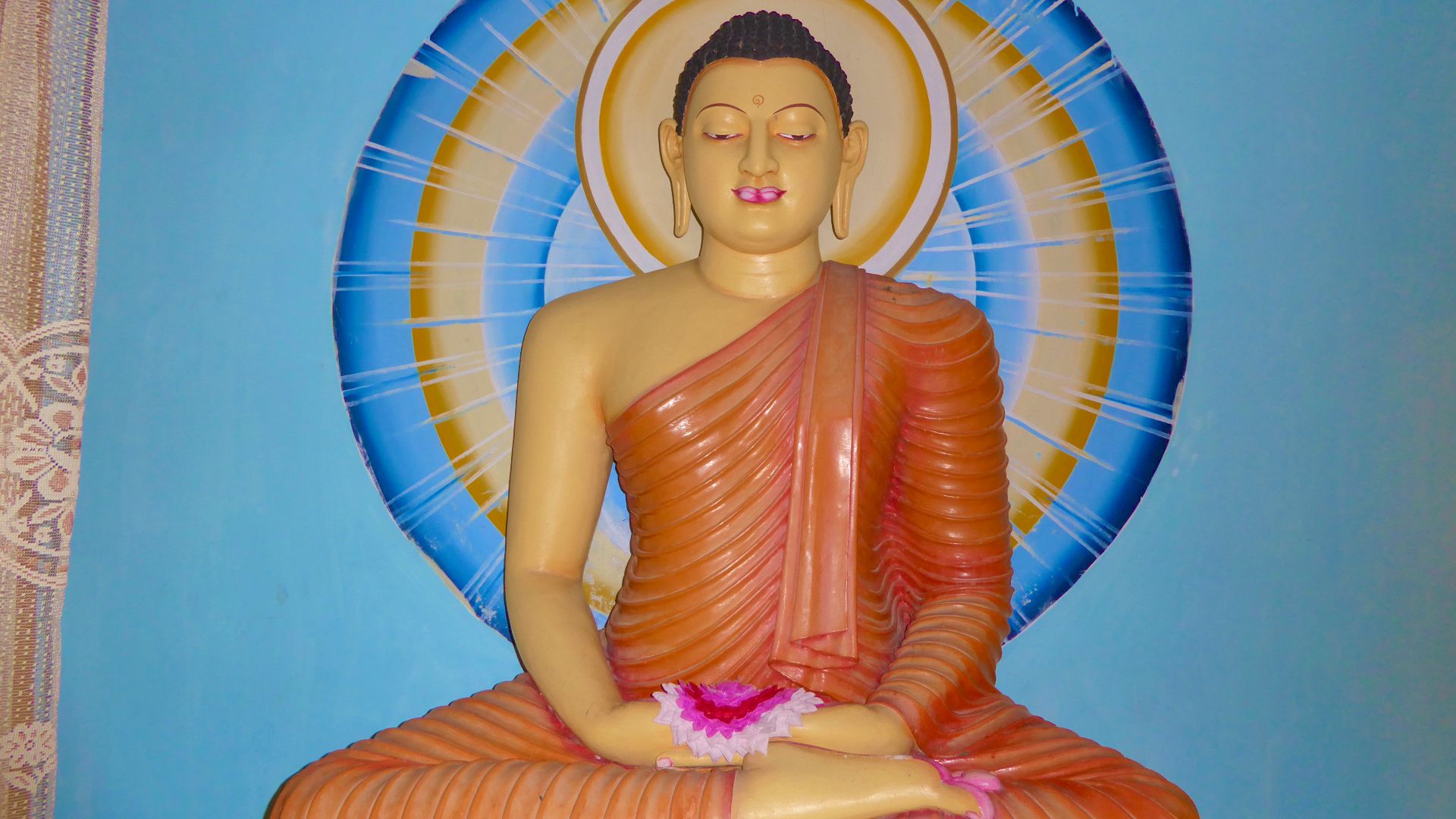 File:Buddha in Sri Lanka.jpg