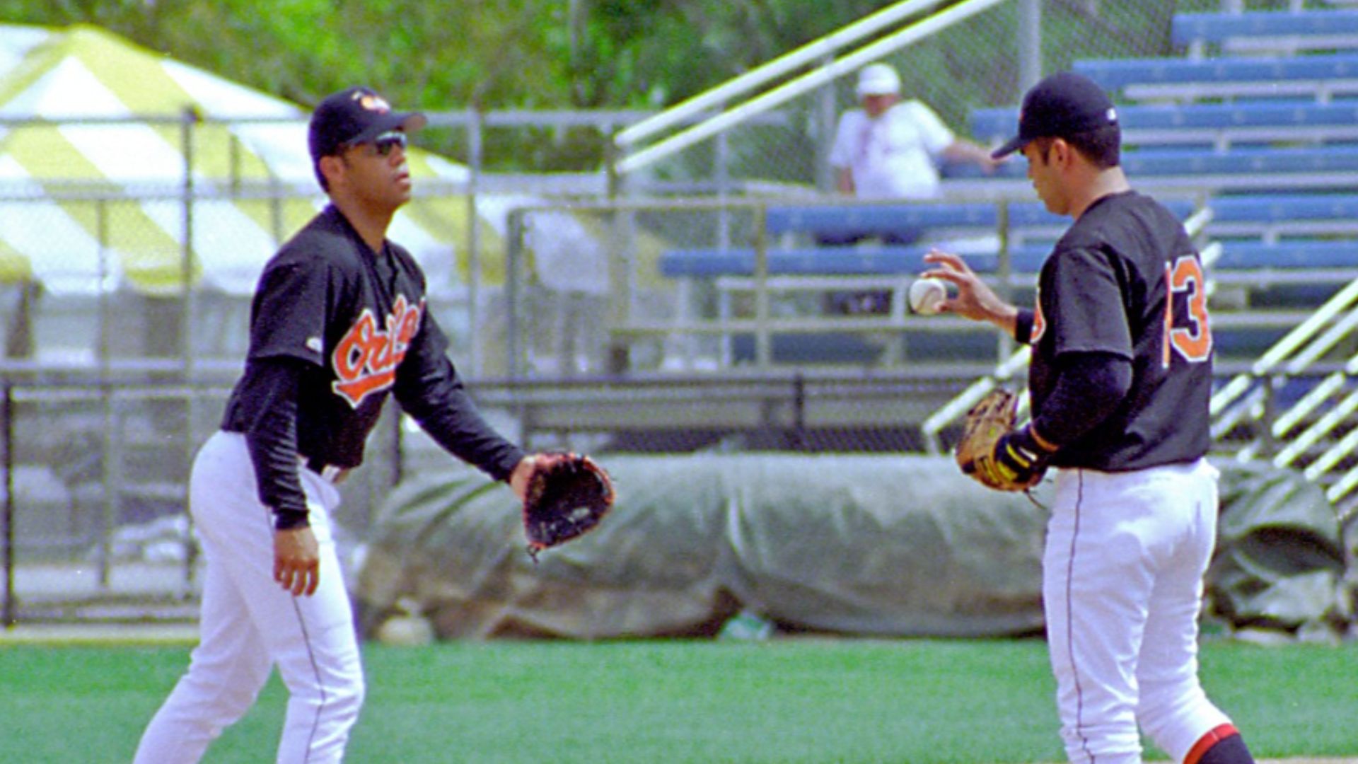 File:Roberto Alomar and Ozzie Guillen.jpg