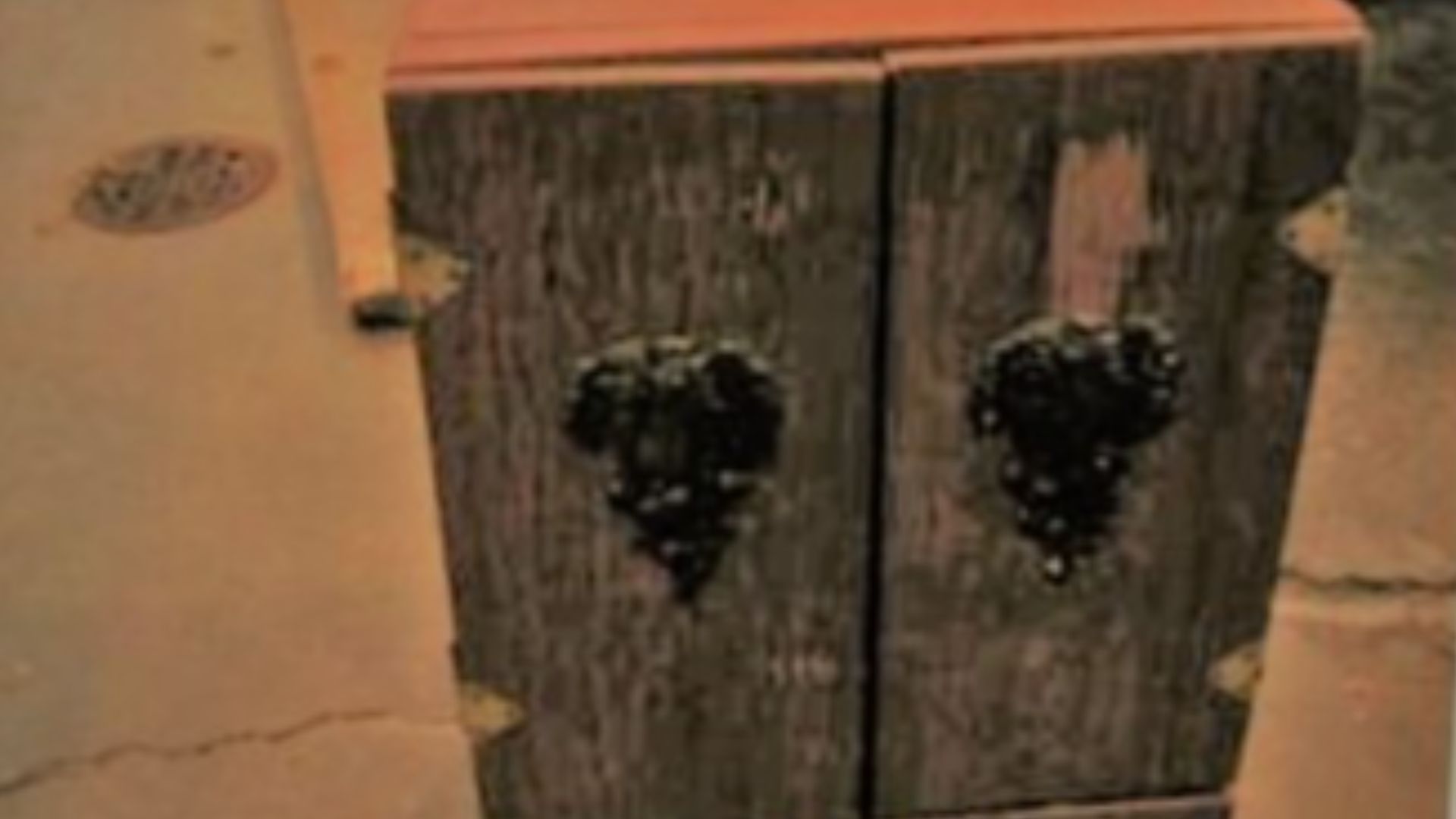 File:Dybbuk Box (front).jpg