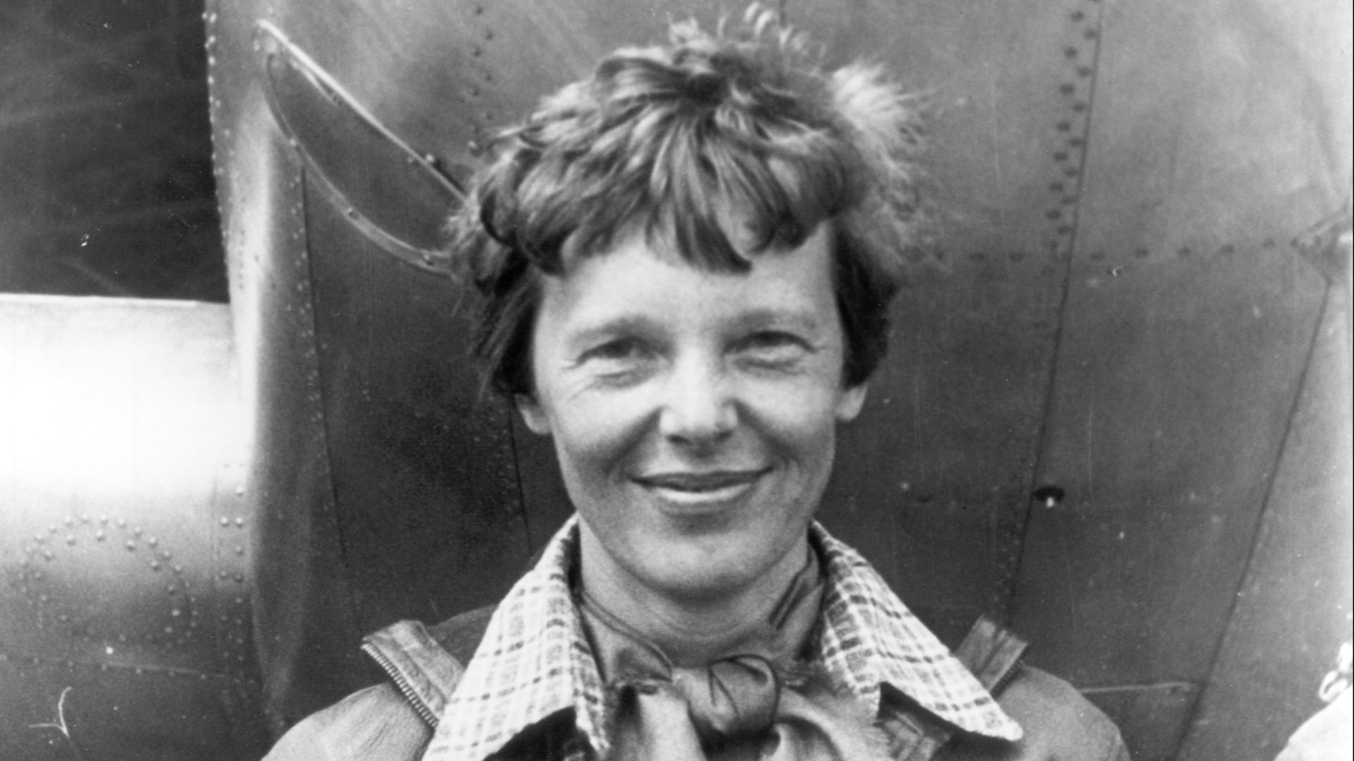 File:Amelia Earhart standing under nose of her Lockheed Model 10-E Electra, small.jpg