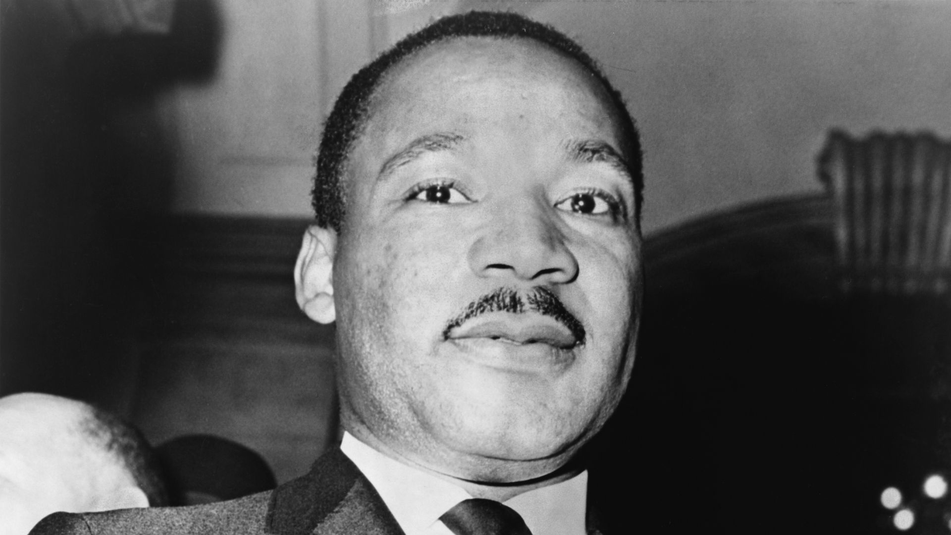 File:Martin Luther King Jr with medallion NYWTS.jpg