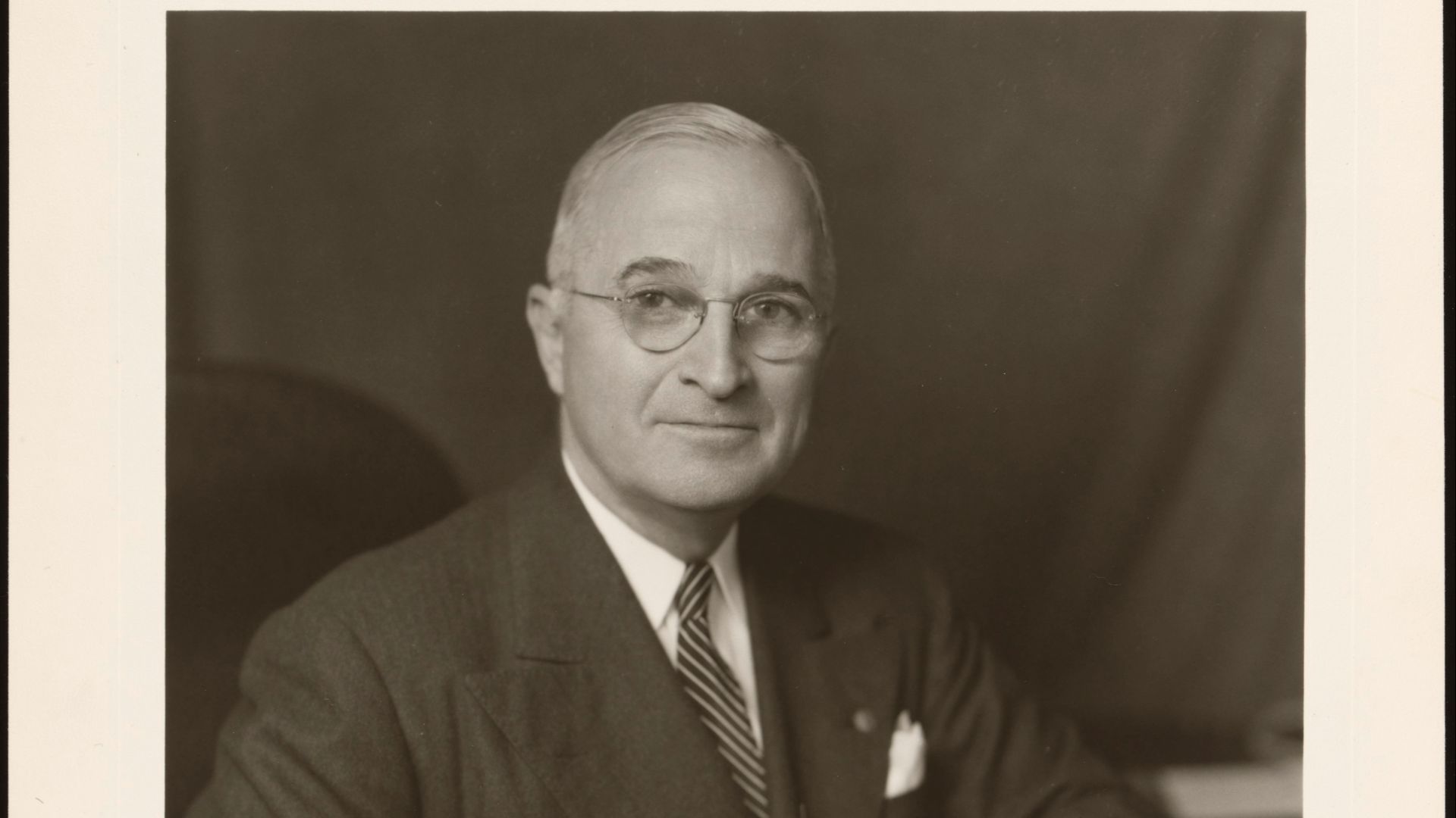File:Harry S. Truman by Harris & Ewing Studio, c. 1945.jpg