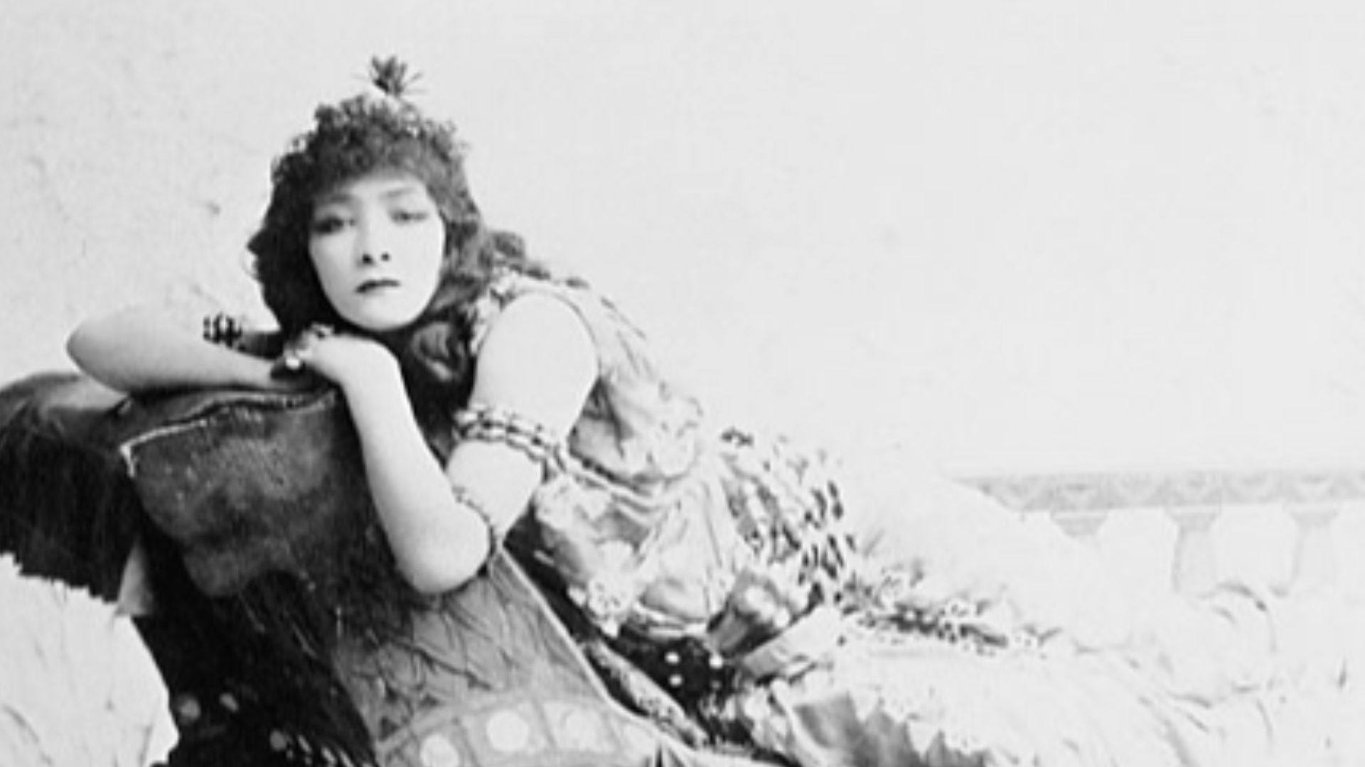 File:Sarah Bernhardt as Cleopatra 1891.jpeg