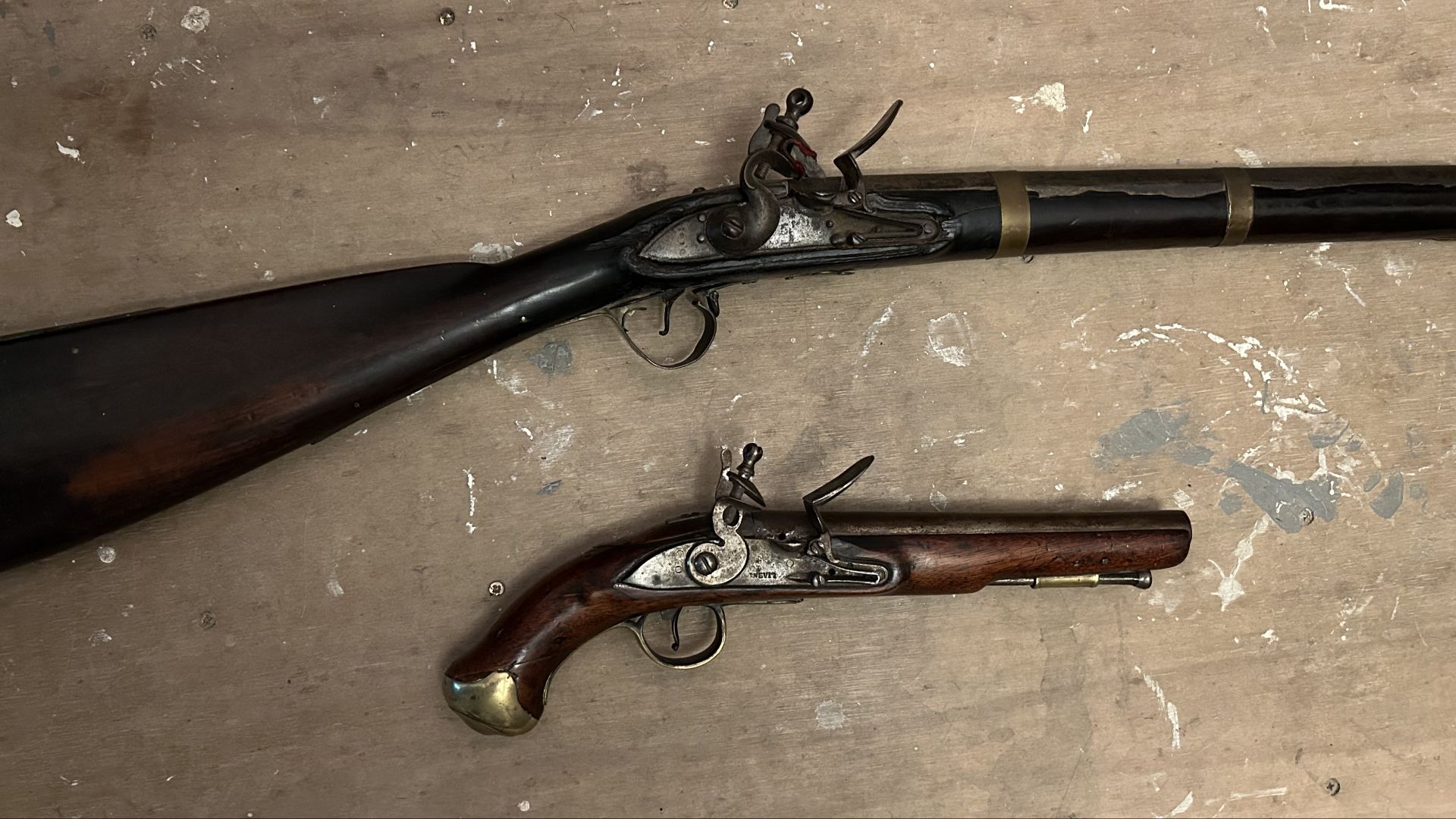File:French Tulle musket and English dragoon pistol.jpg