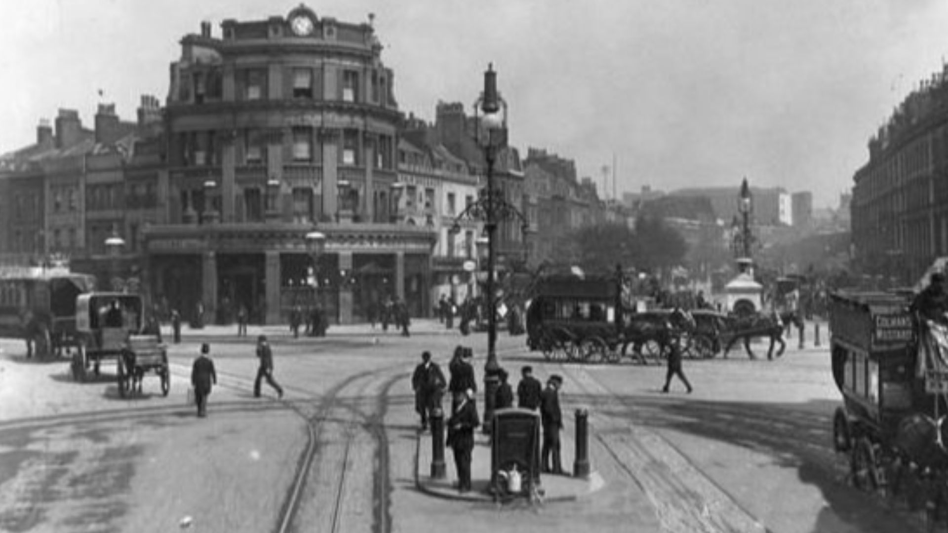 File:Elephant and Castle, London, early 20th century.jpg