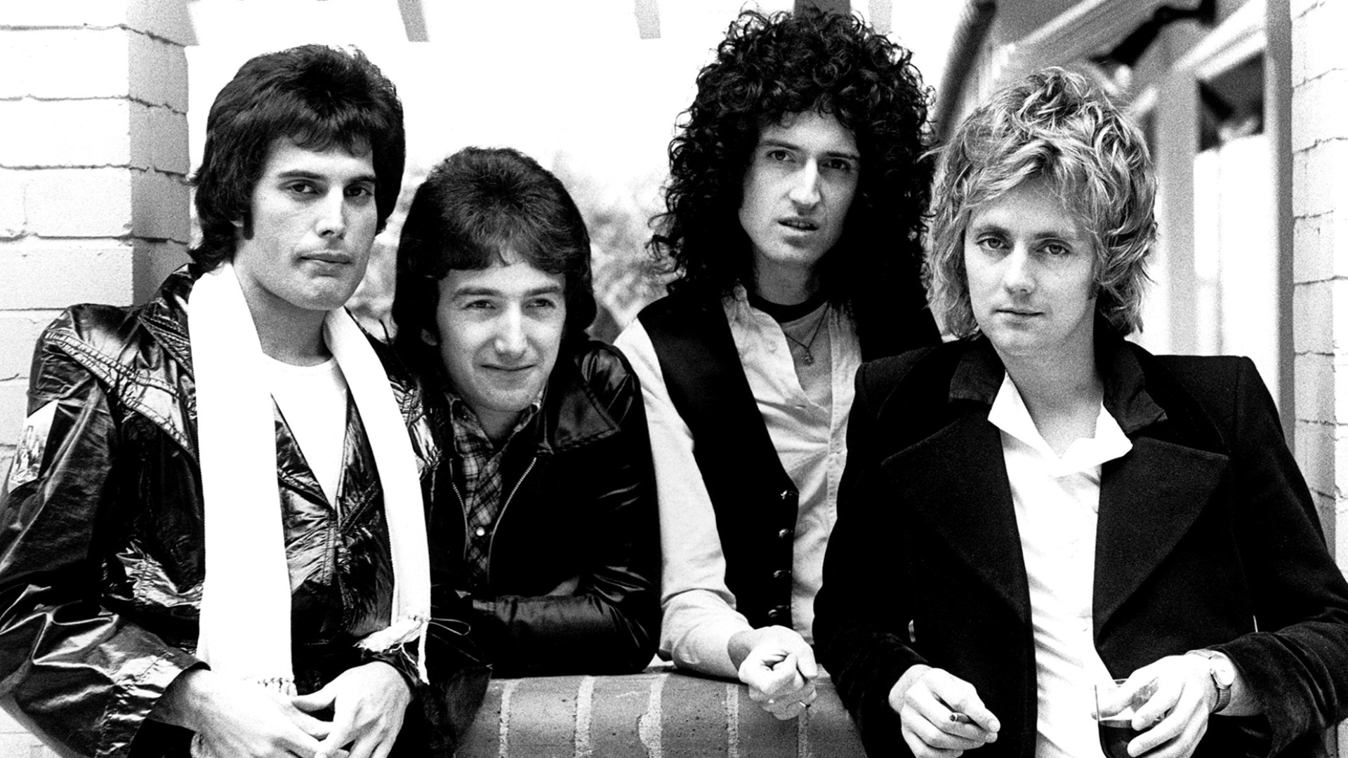 File:Queen News Of The World (1977 Press Kit Photo 01).jpg