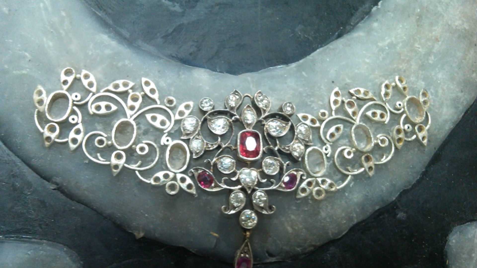 File:Diamond Jewellery Ghat work.jpg