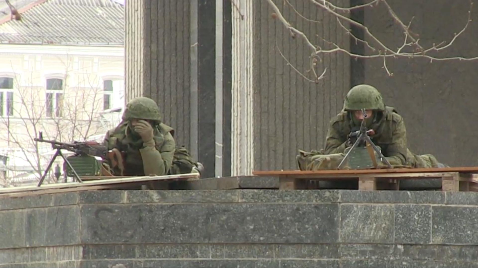 File:VOA-armed men 01-03-14.jpg