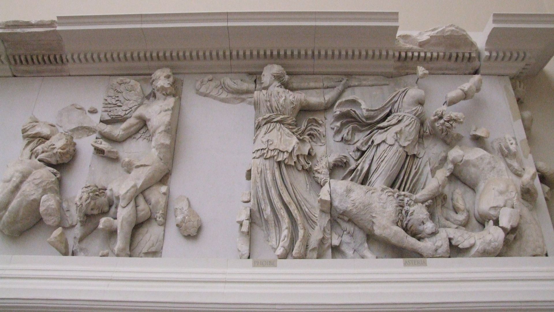File:Pergamonmuseum - Antikensammlung - Pergamonaltar 27.JPG