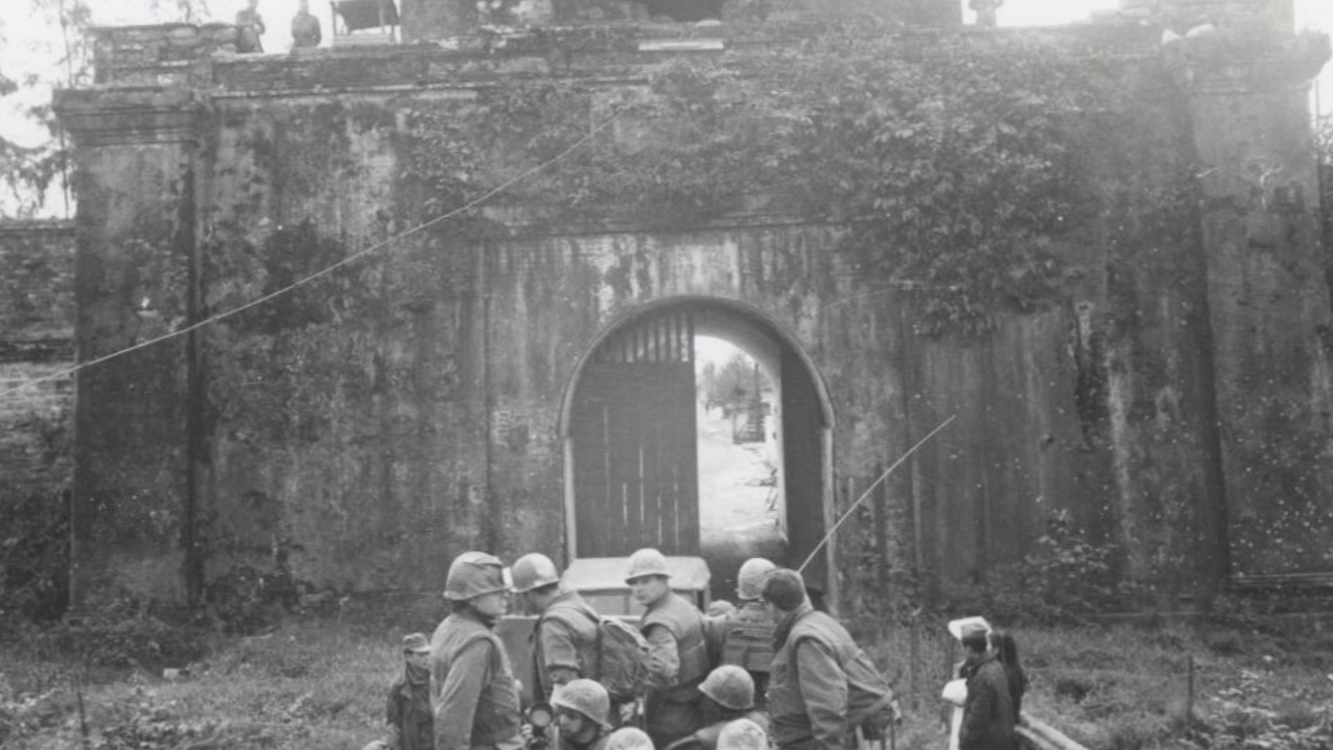 File:1.5 Marines enter Hue Citadel.jpg