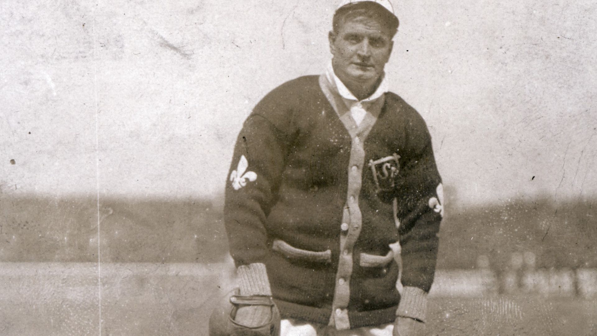 File:Rube Waddell, pitcher for the St. Louis Browns with team mascot.jpg