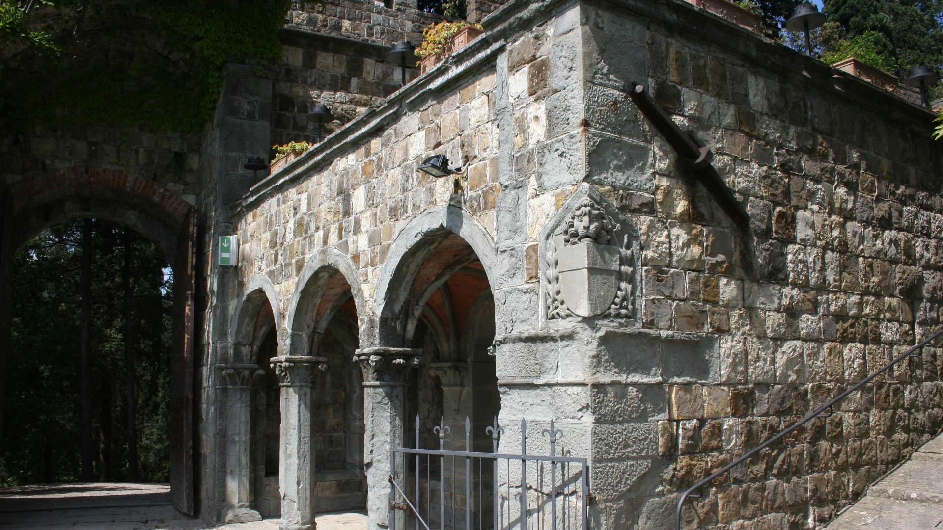 File:Castello di vincigliata, loggetta.jpg