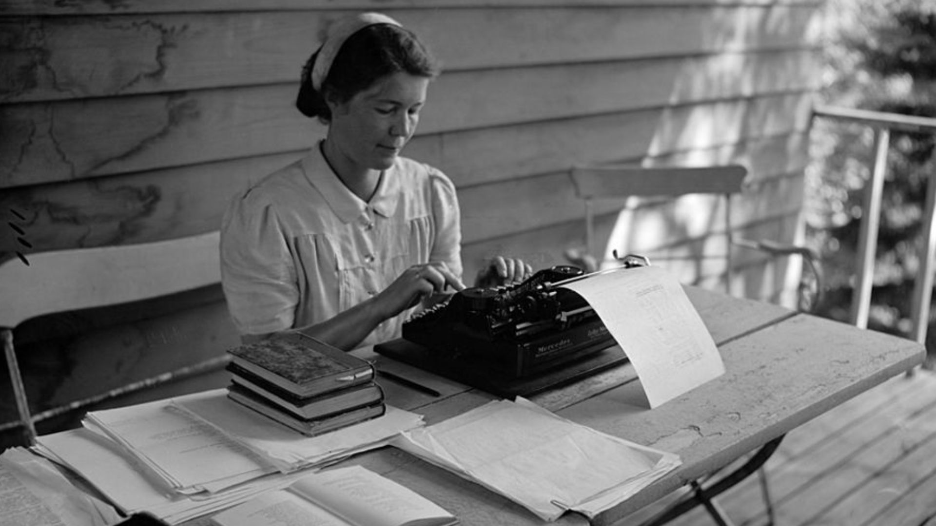 File:Aale Tynni writing with a typewriter.jpg