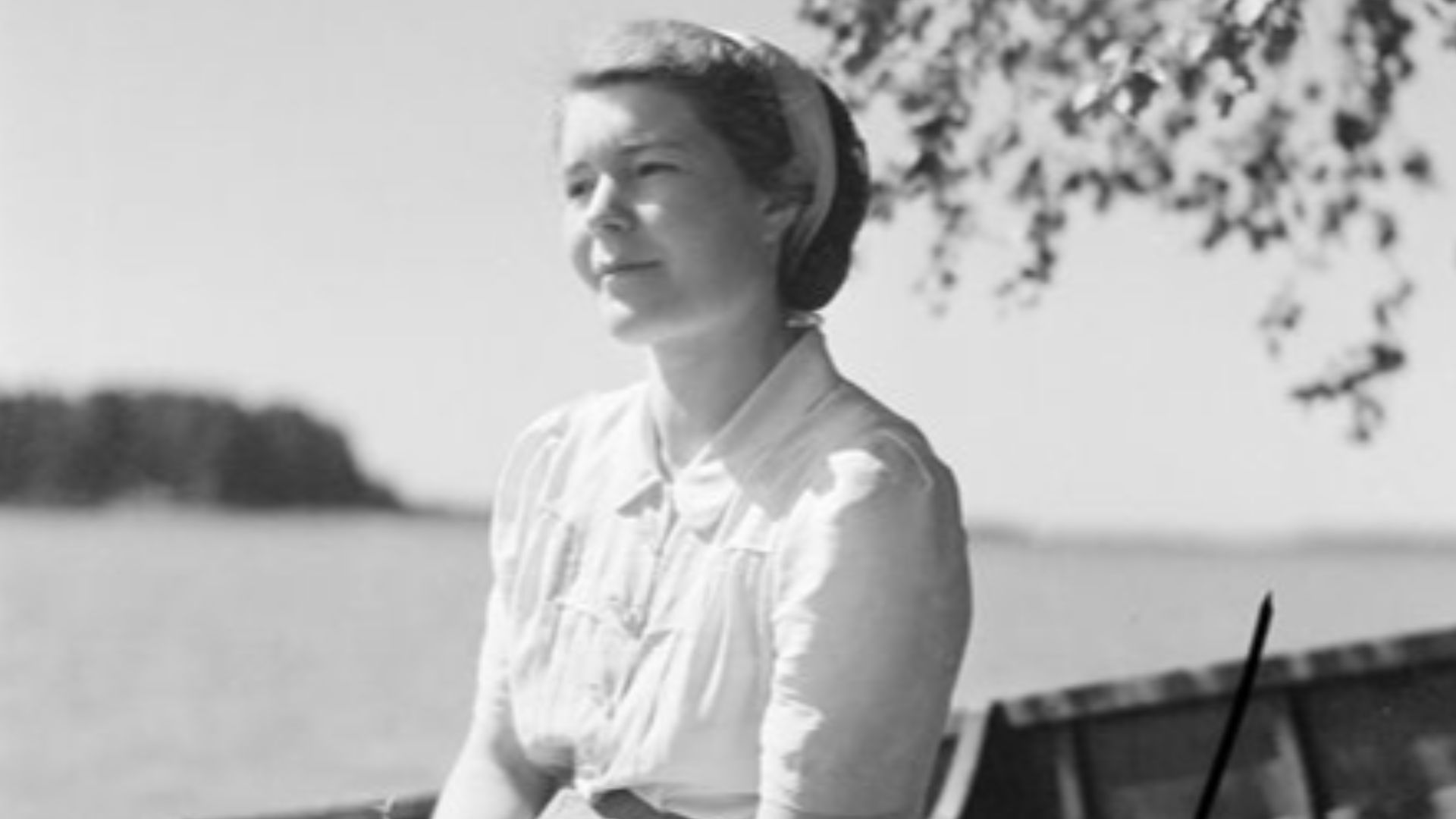 File:Aale Tynni rannalla.jpg