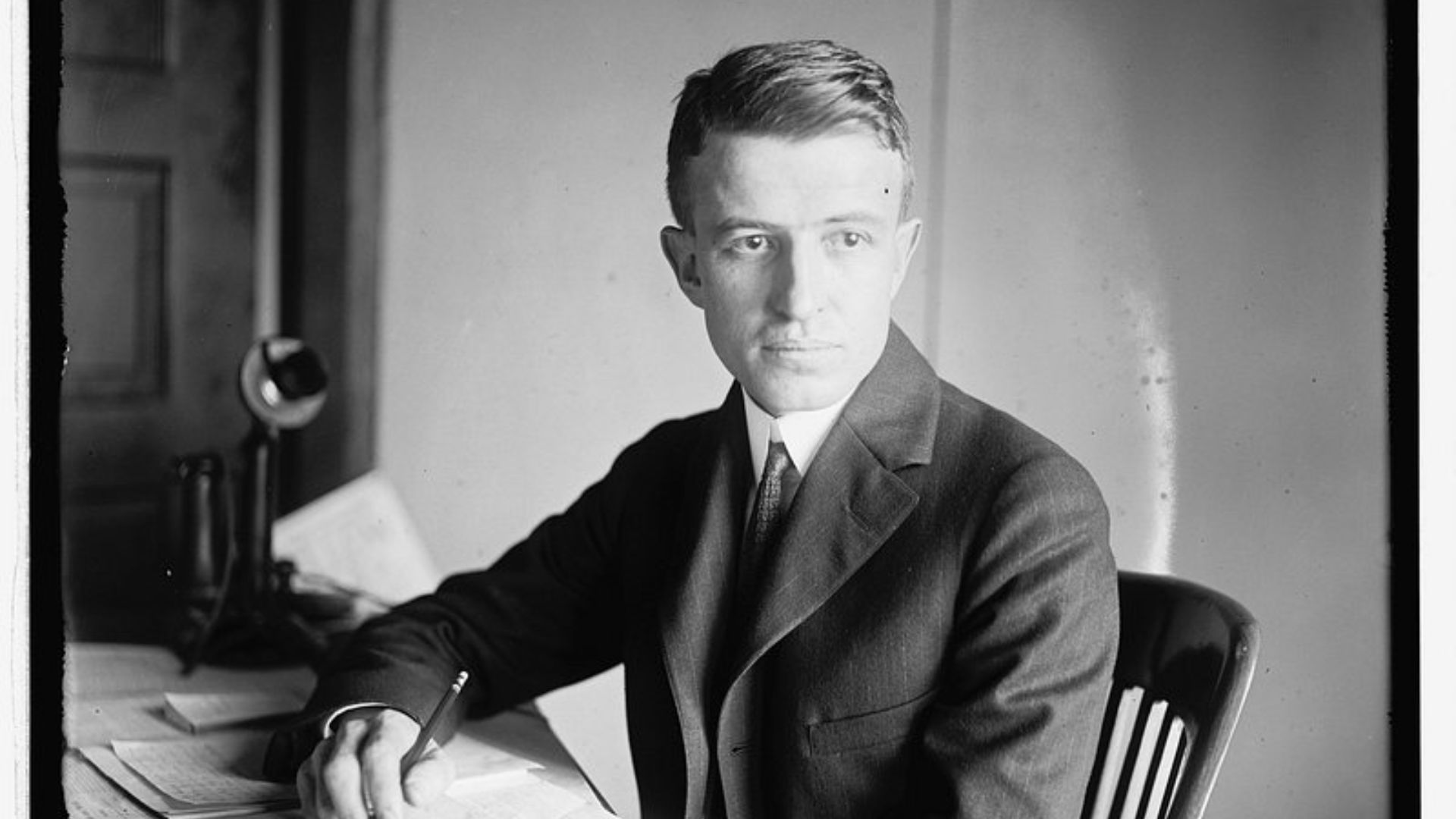 Businessman Chair Images | Free Photos, PNG Stickers, Wallpapers ...