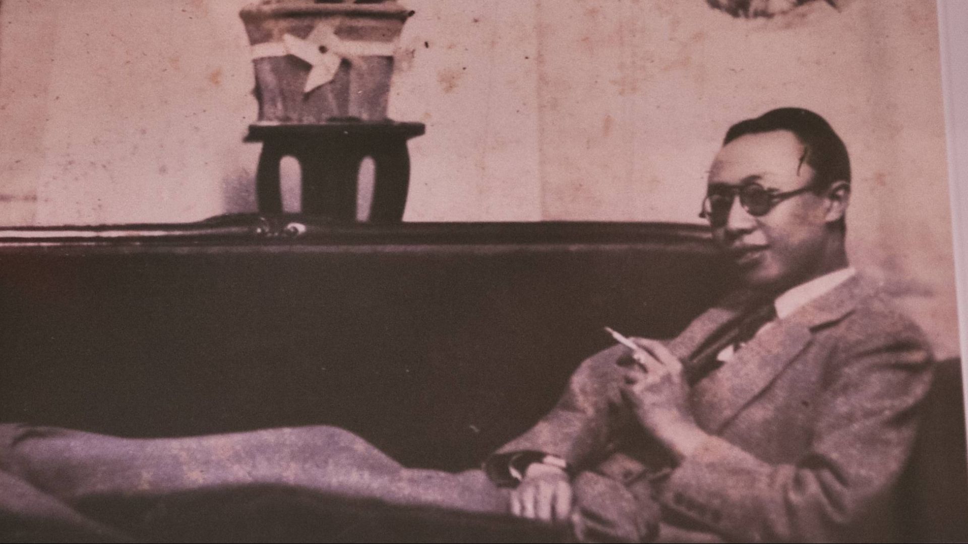 File:Emperor puyi relaxing.png
