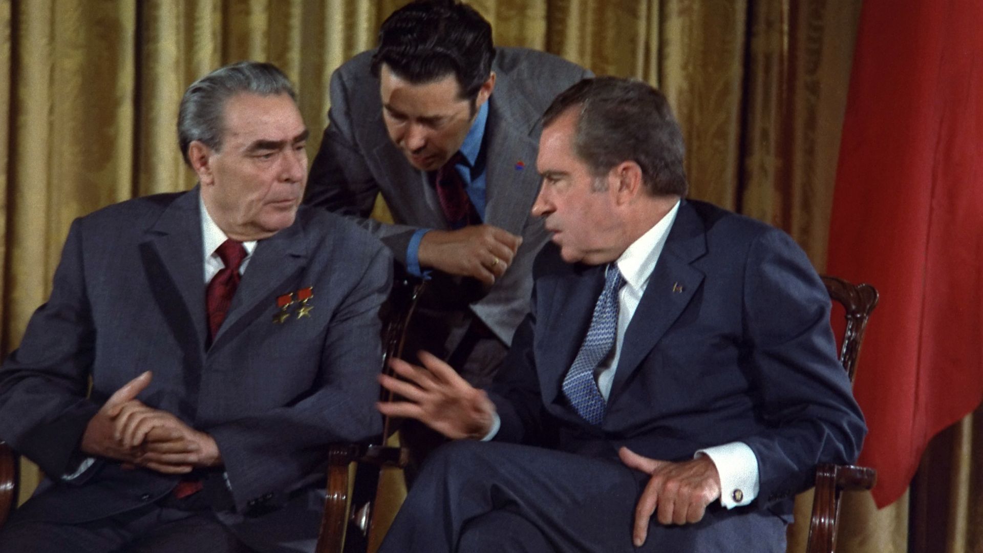 File:Leonid Brezhnev and Richard Nixon talks in 1973.png